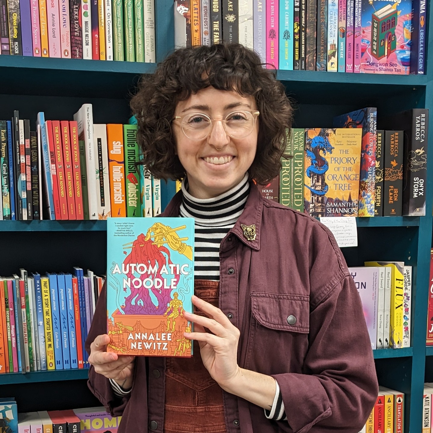 Kayla here to share one of my favourite books from October: Automatic Noodle by @ghidorahnotweak
🍜 This is a delightfully cosy sci-fi novella about a group of human-equivalent intelligent robots who open a noodle shop in post-war San Francisco. Vibrant, lovable characters prove that community can be created anywhere. Also, fighting online fascists and supporting groups who are othered. So timely and so hopeful, and will make you very hungry. I loved it!
#staffpicks #bookrecommendations #bookrecs #indiebookshop #bristolbookshop #bookstagramuk #bookshopping #booksbooksbooks