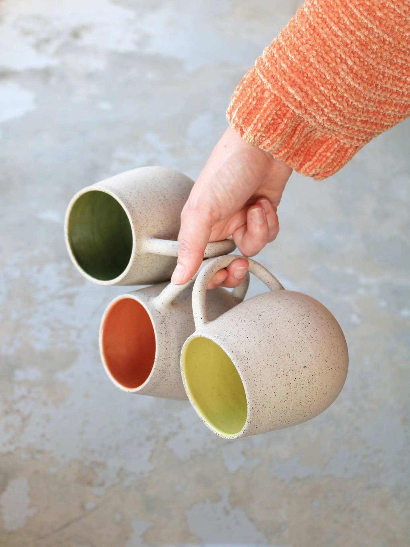 Les mugs XXL sont de nouveau de sortie ! 🥵 Les parfaits acolytes pour accompagner nos tisanes ou chocolats chauds, avec l'hiver qui arrive 🍫
Le shoot de réconfort qui manquait non ? 🧡
Dispos en 4 coloris, dès le week-end prochain pendant le tant attendu Festival @terre.et.briques ! 🧱