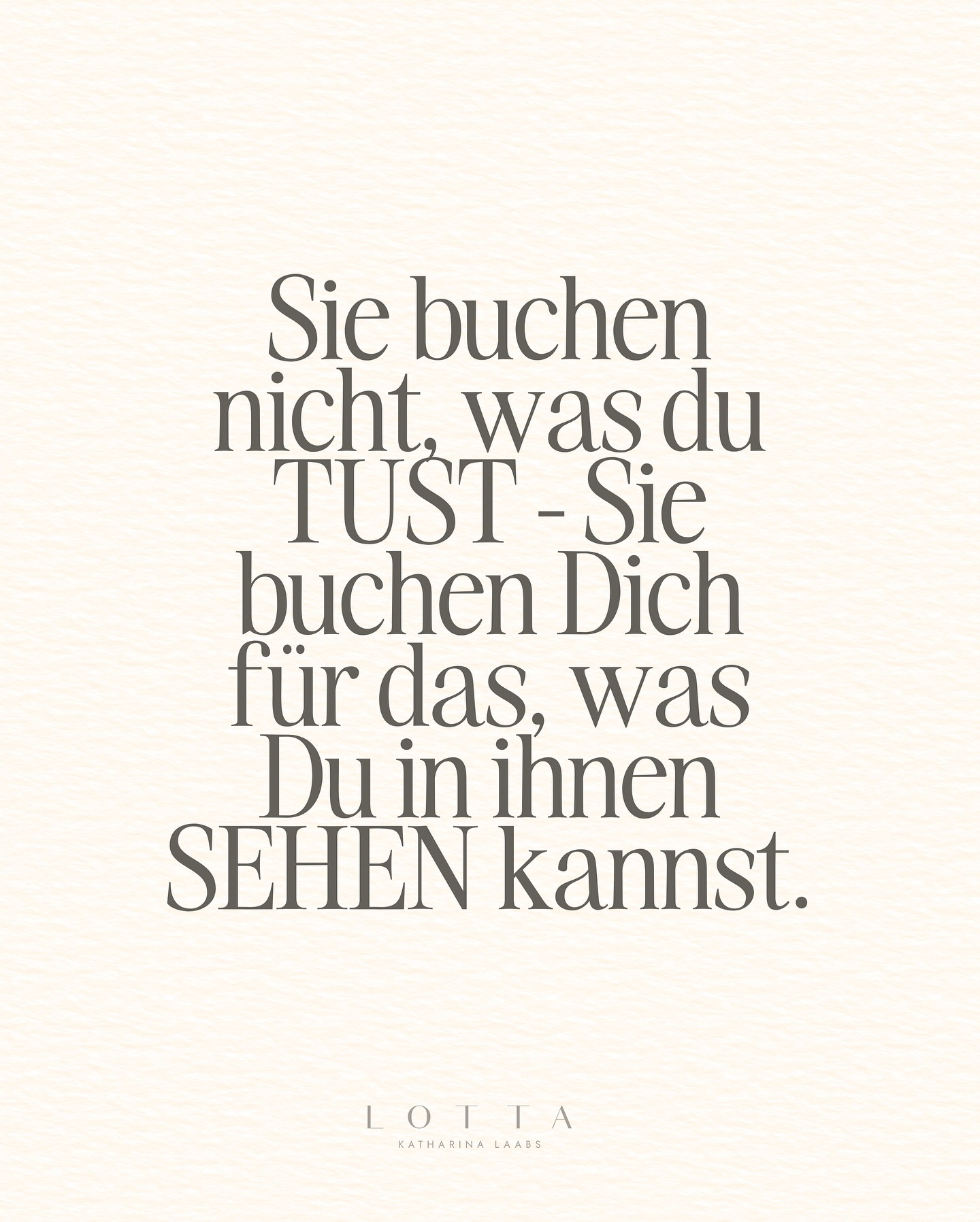 Ich habe in den letzten Tagen viel über diesen Satz nachgedacht:
„Sie buchen dich nicht dafür, was du TUST.
Sie buchen dich für das, was du in ihnen SEHEN kannst.“
Denn:
Berufung ist nicht nur „ich folge meinem Traum“.
Berufung ist auch: jemand anderes findet seinen Mut, weil du deinen lebst. ✨
Es geht um Präsenz.
Um Zuhören.
Um diesen Moment, in dem du jemanden siehst – wirklich siehst.
Wenn du liebst, was du tust,
dann geschieht etwas bei anderen:
✨ Sie fühlen sich gesehen.
✨ Sie erinnern sich an ihre Vision.
✨ Sie werden mutiger, klarer, größer.
Und genau das ist der Moment,
in dem Berufung einen magischen Effekt hat.
Nicht in dem, was du tust.
Sondern in dem, was in anderen entsteht, weil du es von HERZEN und mit hoher ENERGIE tust. Mit leuchtenden Augen.
Genau das liebe ich an meiner Arbeit:
Menschen dabei zu begleiten,
ihre Größe nicht nur zu erahnen –
sondern zu fühlen und für andere sichtbar zu machen.
Ich sehe oft Potenziale in Menschen, bevor sie es selbst konkret benennen können. Und ich halte den Raum, bis sie es selbst sehen können. Und das macht mich wirklich sehr glücklich!
Was siehst Du in Anderen? Was ist der Effekt Deiner Arbeit im Leben Deiner Kunden?
Shine your light & go after amazing.
Deine Lotta
✨✨✨✨✨✨✨
#heartwildopen #businessmentor #sichtbarkeit #purpose #soulbusiness #markenatelier #potenzialentfaltung #magneticbranding #businesscoach