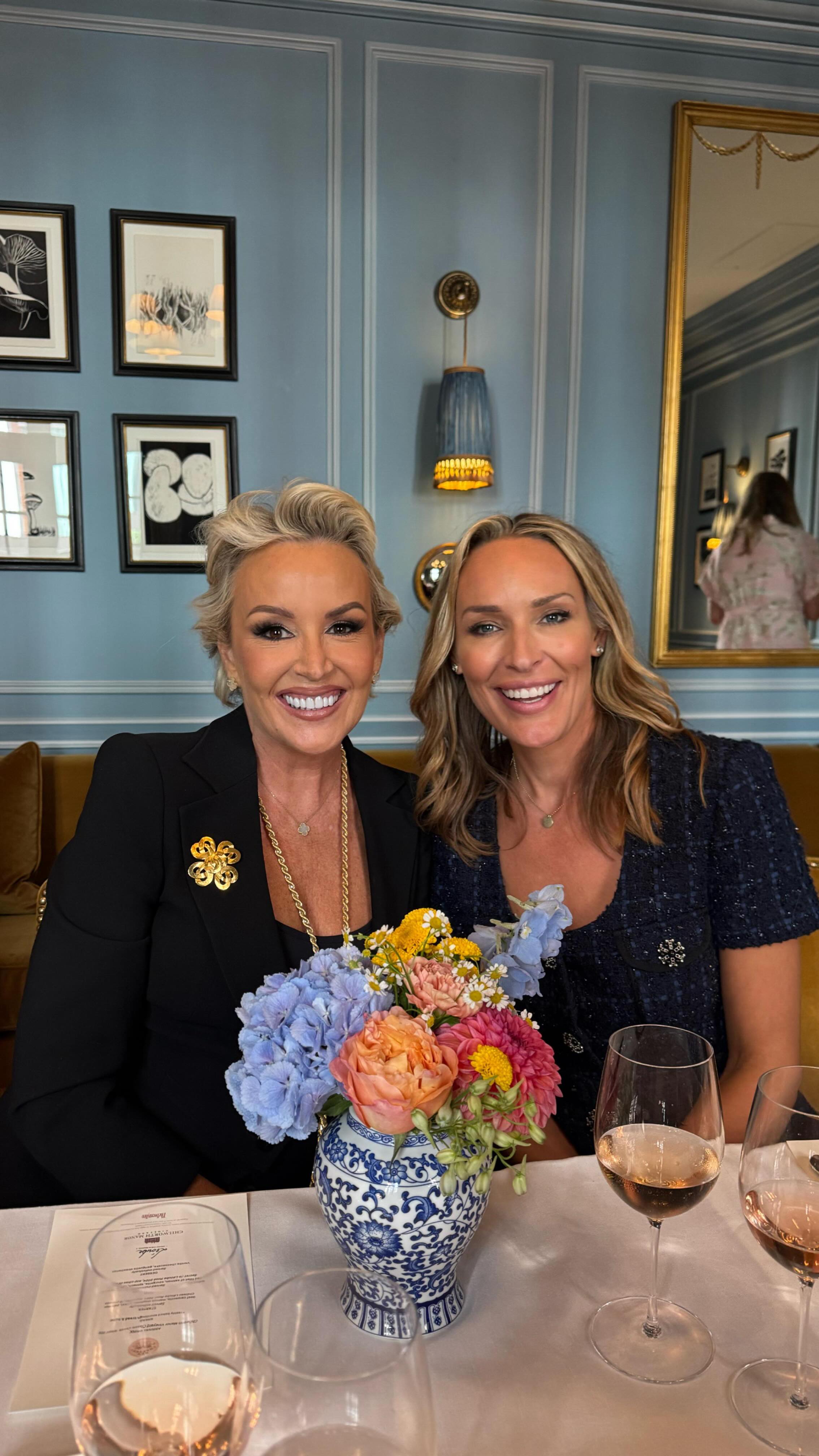 Trust me, the colourful TV wardrobe haunts me too! I’ve never worn ANY of them outside of a studio… why do we do it?!
FULL episode with @tessahartmann1 out NOW 🎙️
#NewChaptersPodcast #RHOJ #TellyDresses #BlackBlackAndMoreBlack