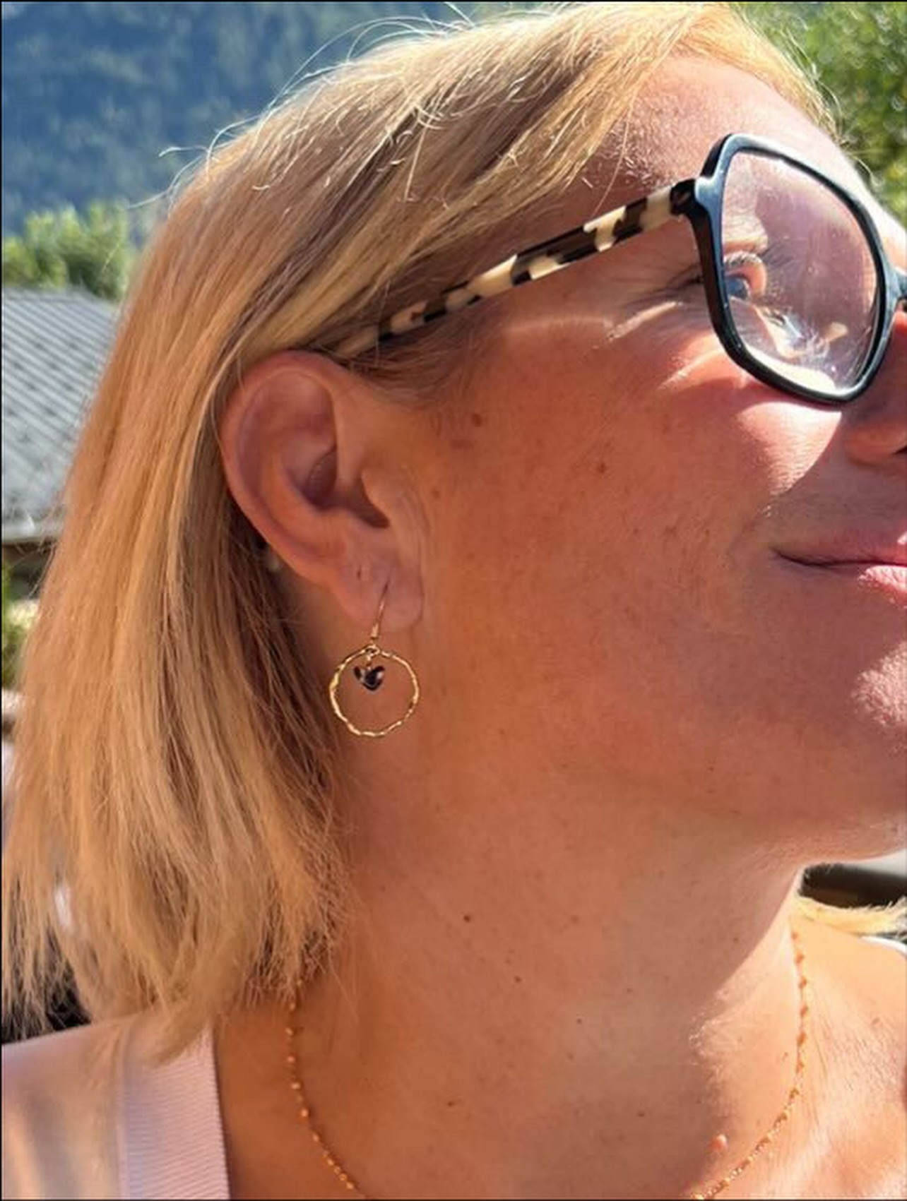 J’adore quand vous m’envoyez vos photos 🥹
C’est fou de voir mes bijoux vivre leur vie, un peu partout, sur vous ❤️
Merci pour ces moments qui me rappellent pourquoi je fais tout ça.🥰
(Ps: oui c’est une paire asymétrique cœur léopard ❤️)
Chute de lunettes de la marque : @victoiredaqui