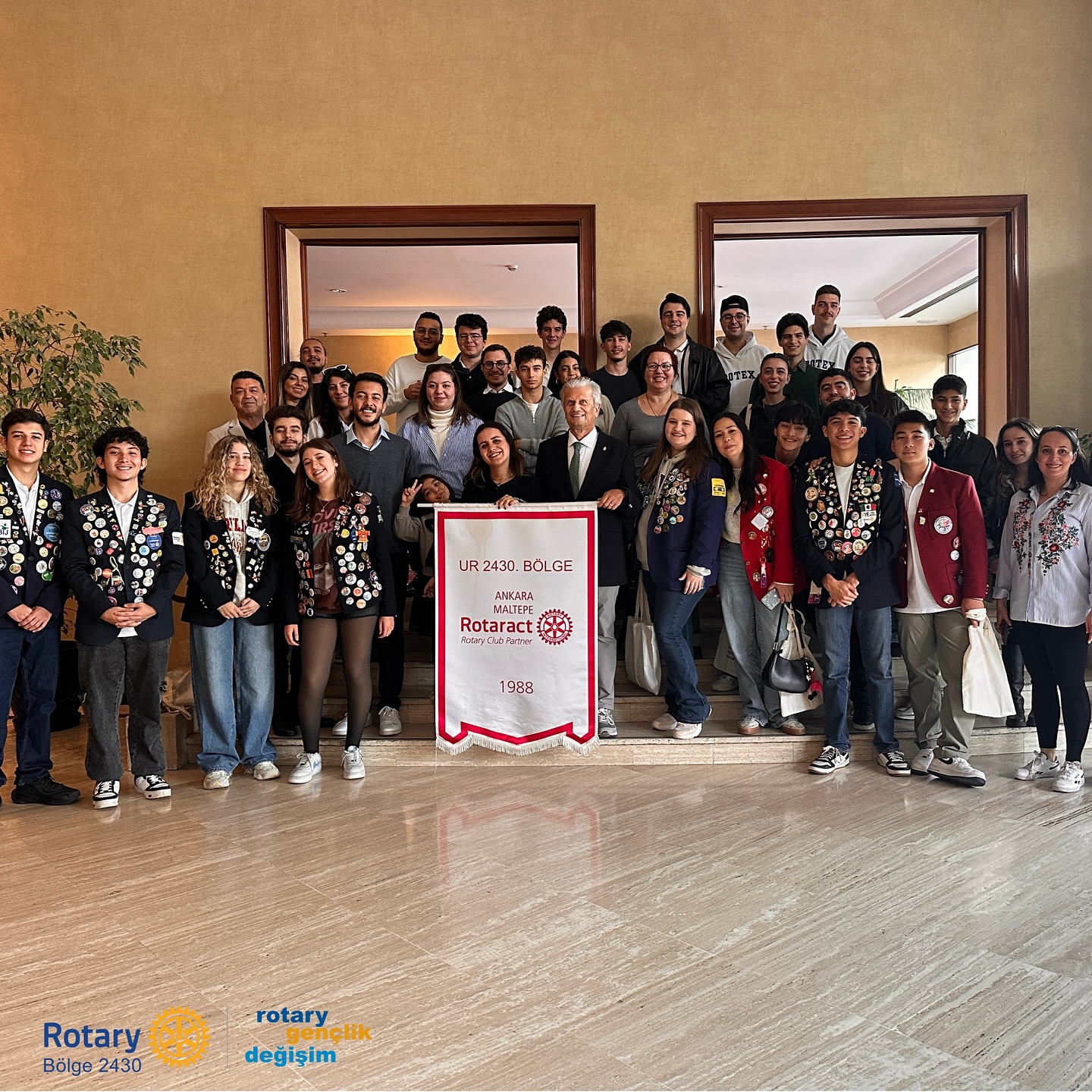 🌍 Geleneksel Exchange Kahvaltımızı Gerçekleştirdik! ☕✨
Bu yıl dördüncüsünü düzenlediğimiz Geleneksel Exchange Kahvaltısı, kültürlerin buluştuğu, dostlukların pekiştiği, ilham dolu bir sabaha dönüştü.
Farklı ülkelerden gelen 4 öğrencimizle bayrak değişimi yaptık; öğrencilerimiz Türkçe tanıtımlarıyla sabahımıza renk kattı. 🇹🇷💫
Katılan herkese ve bu anlamlı etkinliğe ev sahipliği yaparak Gençlik Değişim Programı’na destek veren Ankara Maltepe Rotaract Kulübü’ne yürekten teşekkür ederiz. 💙💛
🌍 We Held Our Traditional Exchange Breakfast! ☕✨
This year, we proudly organized the 4th Traditional Exchange Breakfast, a morning filled with cultural exchange, new friendships, and inspiring stories.
We held a flag exchange ceremony with our 4 exchange students from different countries, and they brightened our morning with their introductions in Turkish. 🇹🇷💫
Our heartfelt thanks go to everyone who joined us, and especially to the Ankara Maltepe Rotaract Club for hosting this wonderful event and supporting the Rotary Youth Exchange Program. 💙💛
#rye2430 #rotaryyouthexchange