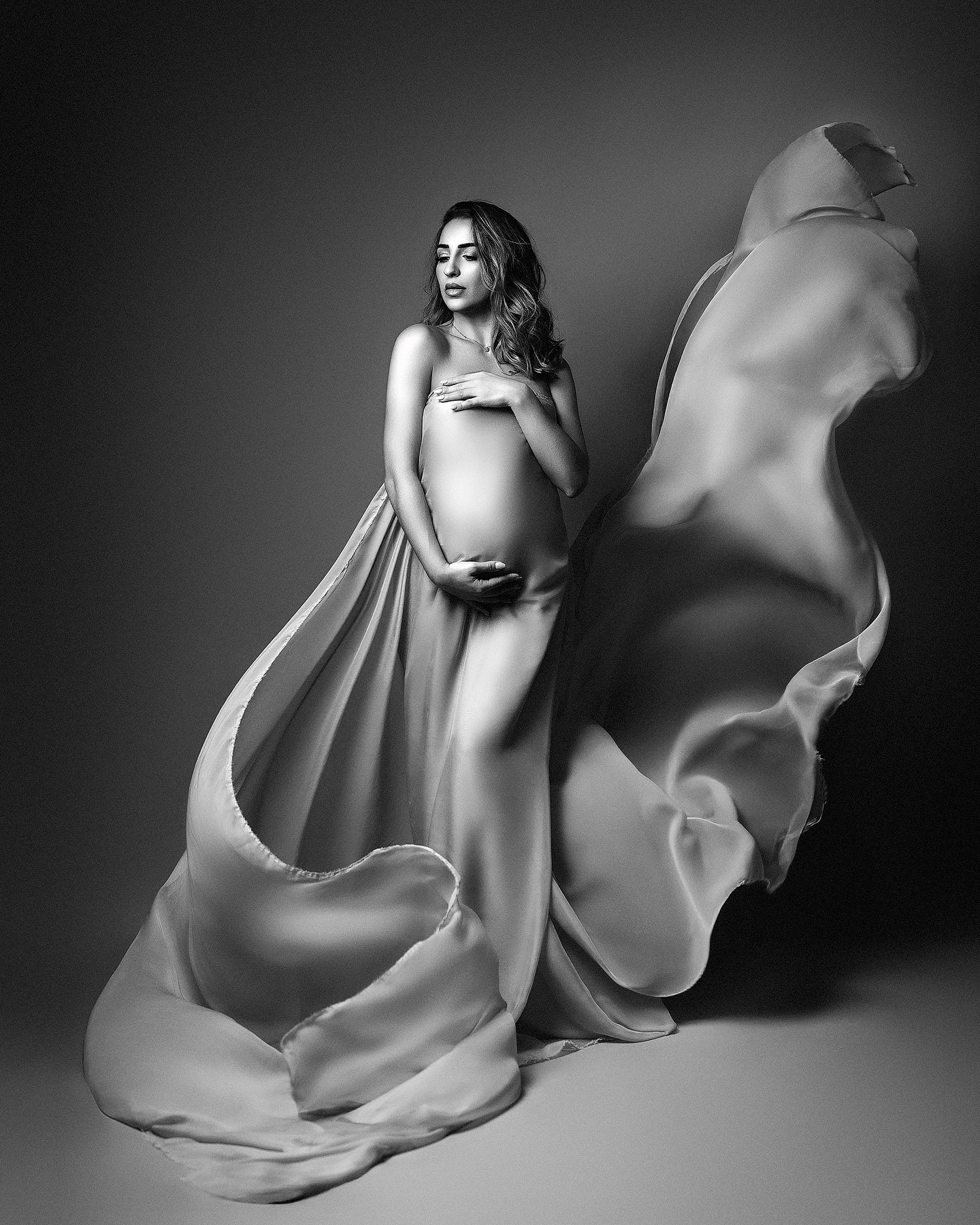 One light. One fabric. One paper backdrop.
And yet… everything feels complete.
Simplicity has its own kind of magic. 🖤
Image created during my Maternity Masterclass in Paris
#MaternityPhotography #PregnancyPhotoshoot #Schwangerschaftsfotografie #FotografaMaternità #PhotographieGrossesse #SwissMaternity #ZurichPhotography #FutureMom #MomToBe #BabybauchShooting #SéanceGrossesse #MammaInAttesa #StudioPhotography #ElegantMaternity #SchwangereFotografie #GrossesseSuisse #FotostudioZurigo #PregnancyGlow #FineArtMaternity #veronikamarquesphotography