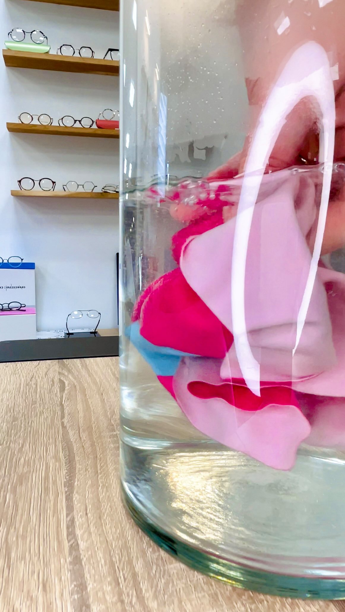 Microfibre comme neuve en 10 min !
Bicarbonate + vinaigre + eau tiède = lingette propre, douce et prête à chouchouter tes lunettes. 😎✨
#opetitmonocle #NettoyageLunettes #MicrofibrePropre #AstuceOpticien #LunettesNettoyage #Bicarbonate #Vinaigre #astuceaction #stgaudens #opticien