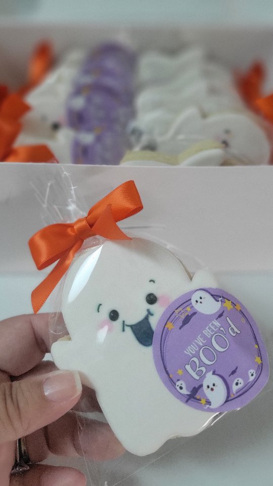 More cuteness from last week. Office treats means everyone brings home something sweet.
.
#cookies#cookielady#halloweencookies #halloween#halloweendessert #teachergifts#officeparty#ghosts #royalicingcookies#cookiedecorating#cookiedecorator#safetyharbor#tarponsprings#dunedin#palmharbor#tampa #clearwater #localbaker#cookiesofinstagram
