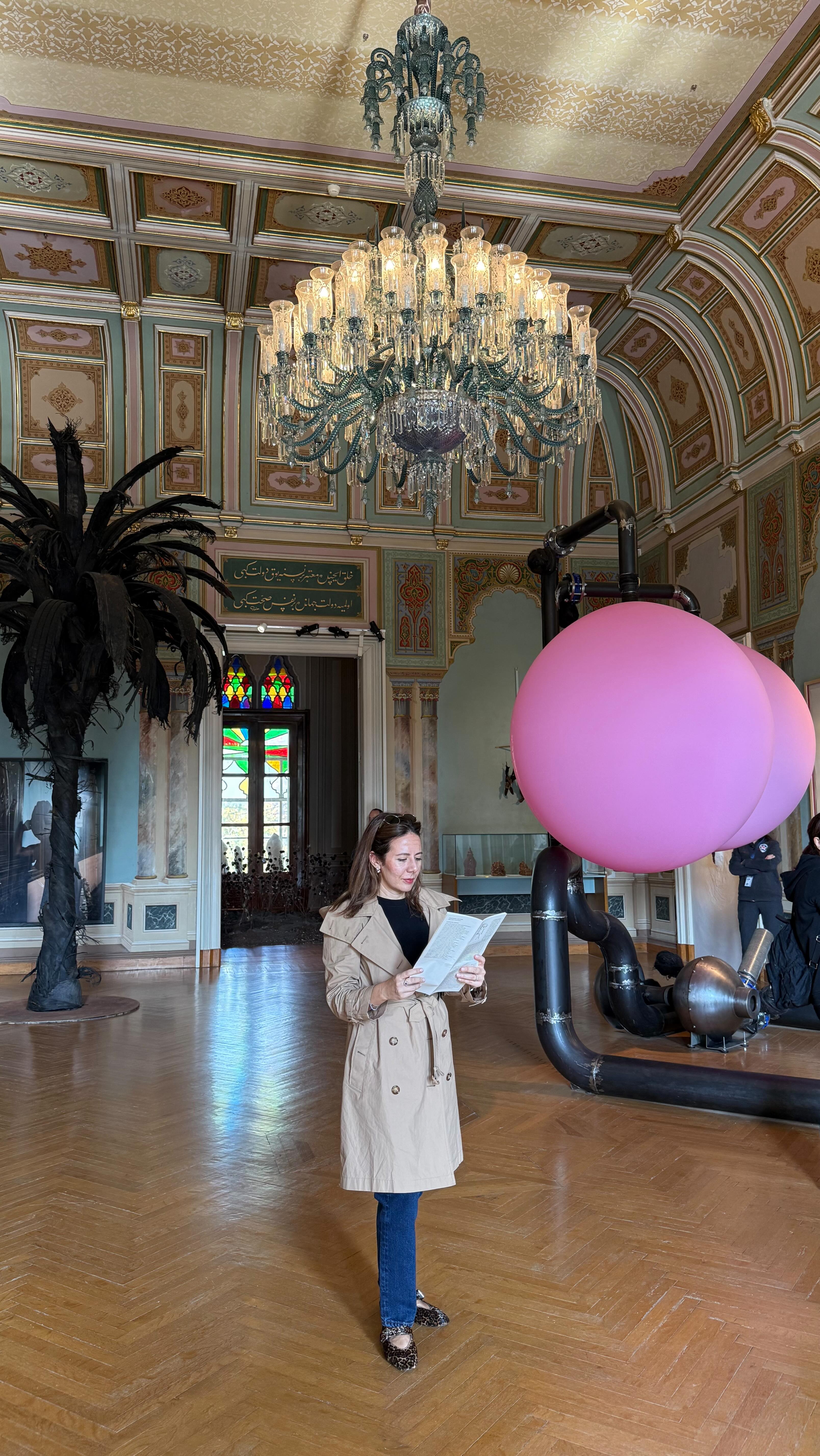 Ruhum doydu… Abdülmecit Efendi Köşkü’nün zarafetinde,
FOLIA sergisindeki her eser sanki duvarların renginden doğmuş gibiydi. Sanat adeta köşkün ruhuyla konuşuyordu. Eserlerle köşkün renklerinin müthiş uyumu tahmin edersiniz ki beni mest etti. 🎨
Koç Holding’in himayesinde düzenlenen sergi ücretsiz olarak gezilebiliyor. Ömer Koç’un büyülü bahçe fikrinden hareketle ortaya çıkan bu sergiyi mutlaka ziyaret etmenizi tavsiye ederim.🧑🏻🎨
Ve son olarak sergi kitapçığında okuduğum şu cümle “Doğa herşeyi yapabilir ve yapar”- tam olarak her köşede bir eserle hayat bulmuştu. Ve hepsi bana yeniden hatırlattı. Doğa, sadece sanatı değil, modayı da şekillendiriyor; rengiyle, dokusuyla ve kusursuz dengesiyle. 🌿🐦🔥