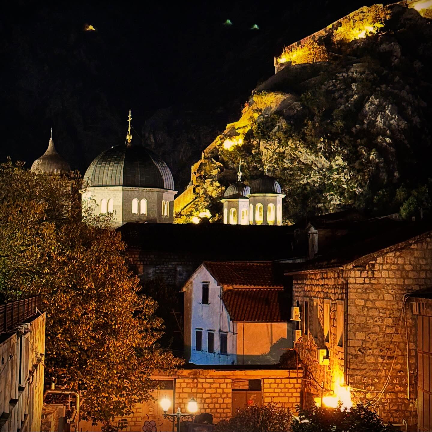 Monténégro
Bouches de Kotor et Perast
Un très bon resto
Un village paisible au bord de l’eau
Glace orange gingembre
Ville fortifiée à la nuit tombée
#montenegro #bouchesdekotor #kotor #perast #perastmontenegro🇲🇪 @visit_perast