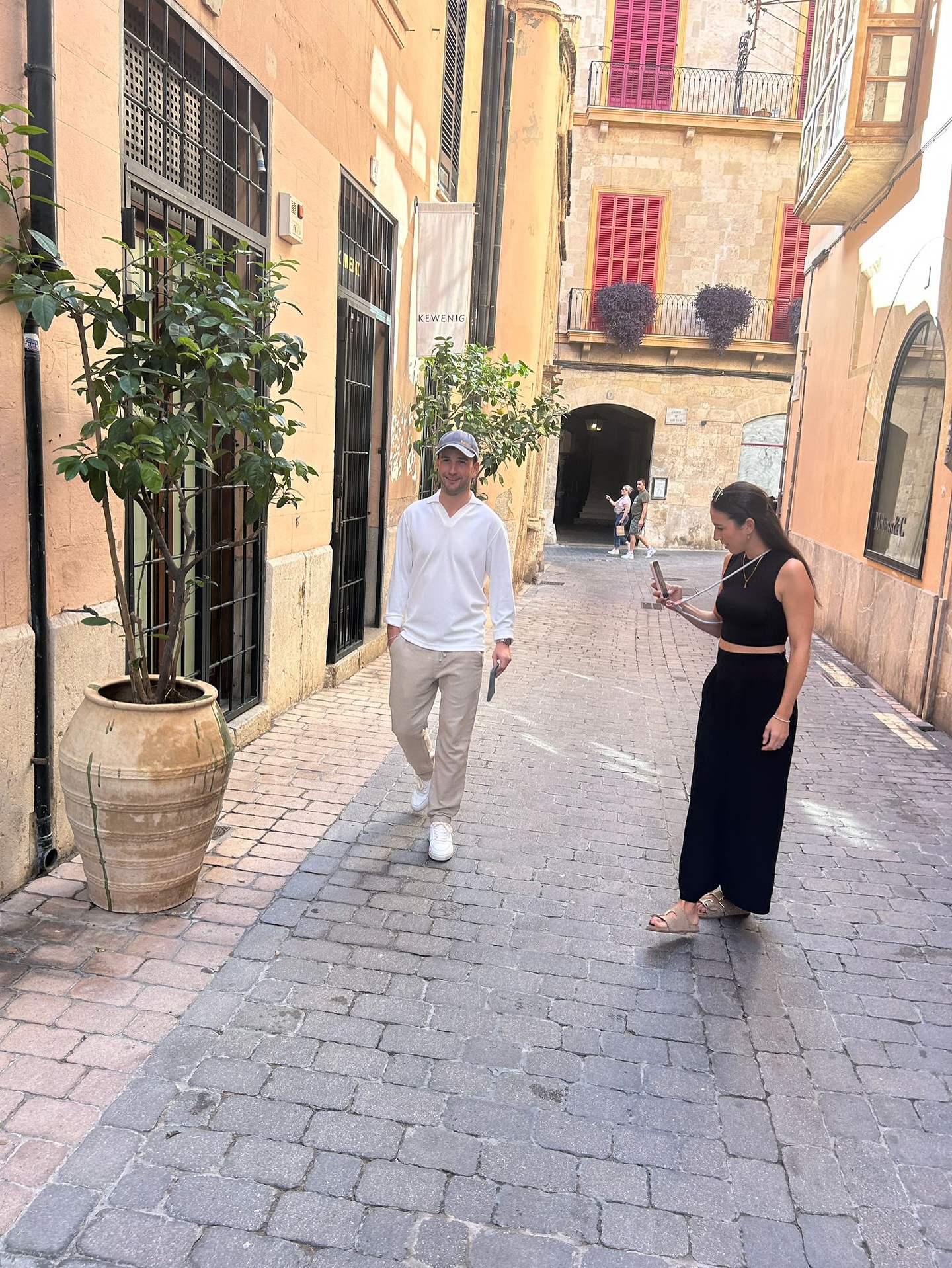 Shooting Tag in Palma 📸🌴
Wir haben einige Neuheiten geplant und heute gab es ein kleine Shooting in der Altstadt von Palma. Wir lieben die Bilder jetzt schon. 😍
#shooting #shootingday #nessismanufactur #palma #palmademallorca #reisepasshülle #kofferanhänger #munichbrand #slimwallet #personalisiert