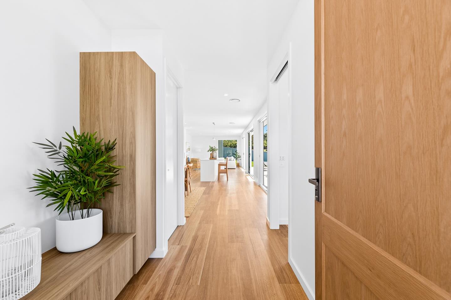 The entry to your home should provide an instantaneous sense of relaxation and comfort. This recently completed project does just that with the beautiful warm timbers and ample natural light, it draws you in from the get go.
Builder: @slbuildingco
Photographer: Turn-Key Photography