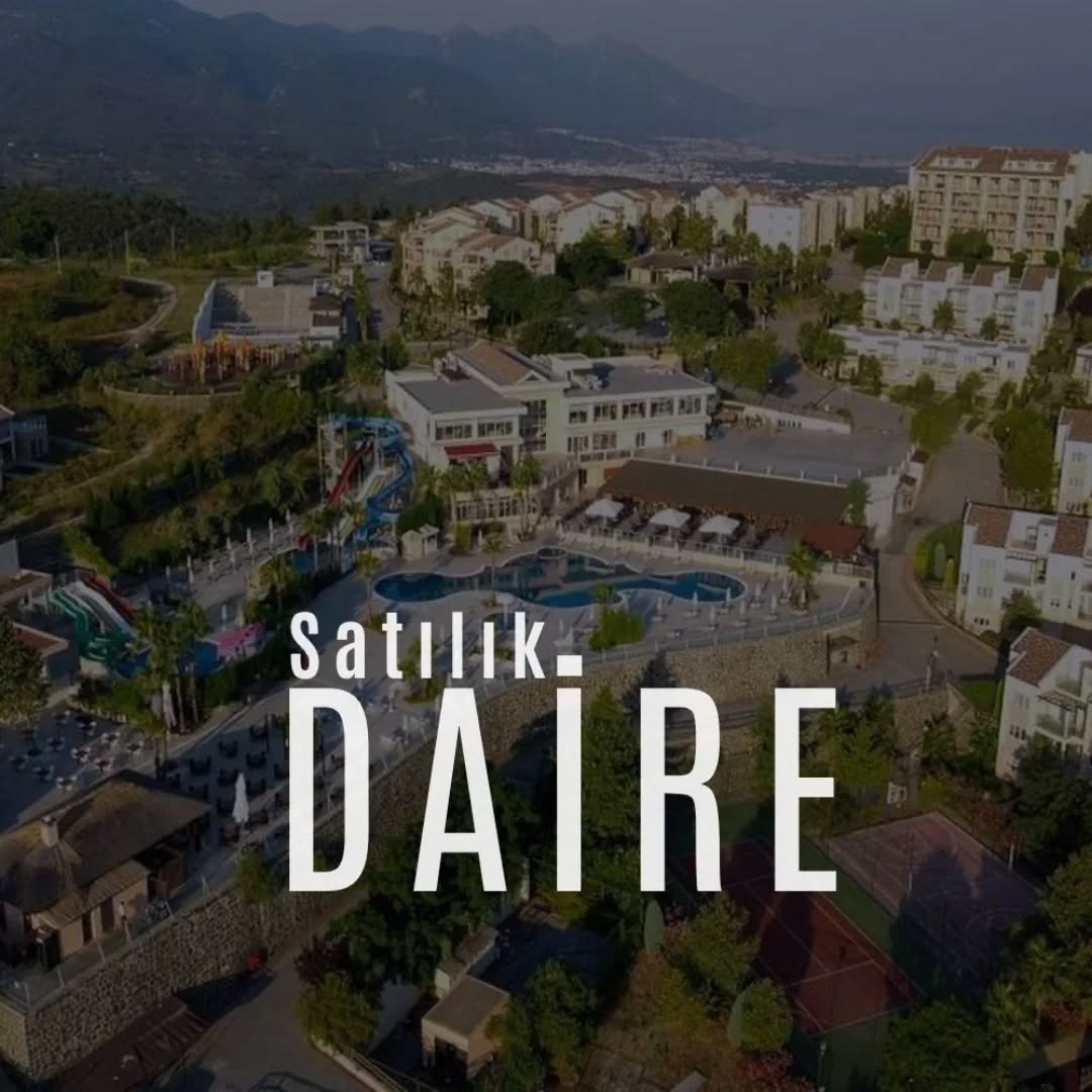 ULTRA LÜKS | UNIQUE OTEL YÖNETİMİNDE | GOLF & HAVUZ MANZARALI | EŞYALI | AIRBNB İZİNLİ
KAT MÜLKİYETLİ TAPUDUR DEVRE MÜLK DEĞİLDİR
Konum: Türkiye’nin 2. büyük golf sahasının içinde, uluslararası turnuvaların adresi!
Net Alan: 75 m²
Kat: 2
Oda Sayısı: 2+1 (Ebeveyn banyolu)
Manzara: Havuza bakan blok — toplam 11 havuzlu prestijli site!
Neden Bu Daire?
✔️ Unique Otel yönetiminde otel standartlarında yaşam
✔️ Spa, hamam, kapalı havuz, aqua park ve 24 saat güvenlik
✔️ Kids(Çocuk) Club ve tüm eğlence alanlarından ücretsiz yararlanma
✔️ Elektrikli araç şarj istasyonu ⚡
✔️ Geniş balkon, ferah yaşam alanları
✔️ Tam eşyalı, taşınmaya hazır
✔️ Otel konforu + konut huzuru
İsterseniz evinizi Otel yönetimine kiraya verebilirsiniz.
AIRBNB'de kiralanabilmesi için tüm izinleri mevcuttur.�
Golf sahası, Lucky Beach işletmesi ve Unique Otel hizmet kalitesi ile birleşen eşsiz bir yaşam konsepti!
Bu daire, yatırımcılar için güçlü bir gelir potansiyeli, yaşam içinse her gün tatil hissi sunuyor.
Unique Otel yönetimi:
Sitedeki yaşamın ve işletmenin otel mantığıyla, profesyonel bir otel ekibi tarafından yönetildiği sistemi ifade eder.
AIRBNB: Kişilerin evlerini, dairelerini veya odalarını kısa süreli olarak kiraya vermesine olanak tanıyan uluslararası bir çevrim içi platformdur.(detaylı bilgi için airbnb sitesini ziyaret edebilirsiniz).
#kusadası #golfresorts #kuşadasısatılık