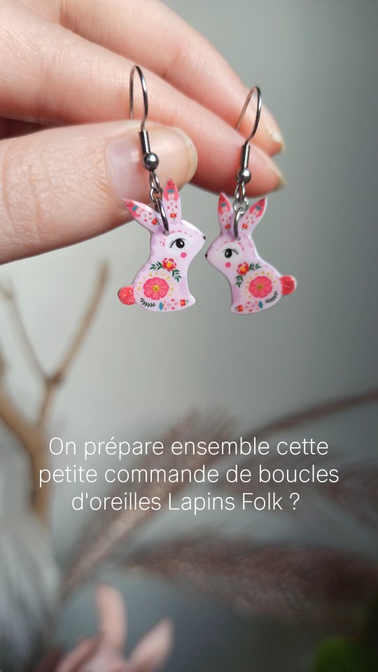Derrière chacune de vos commandes, voici ce qu'il se passe.
Je prépare, j'imprime, je coupe, je cuis, je perce, je résine, je monte et j'emballe avec soin.
Un vrai plaisir à chaque fois de me dire qu'un petit bout de mon imagination poursuit sa route à vos côtés.
Merci 💖
°°°
#commande #packing #packingorders #smallbusiness #bijoux #creation #jewelrydesigner #bouclesdoreilles #folk #lapin #illustration #art