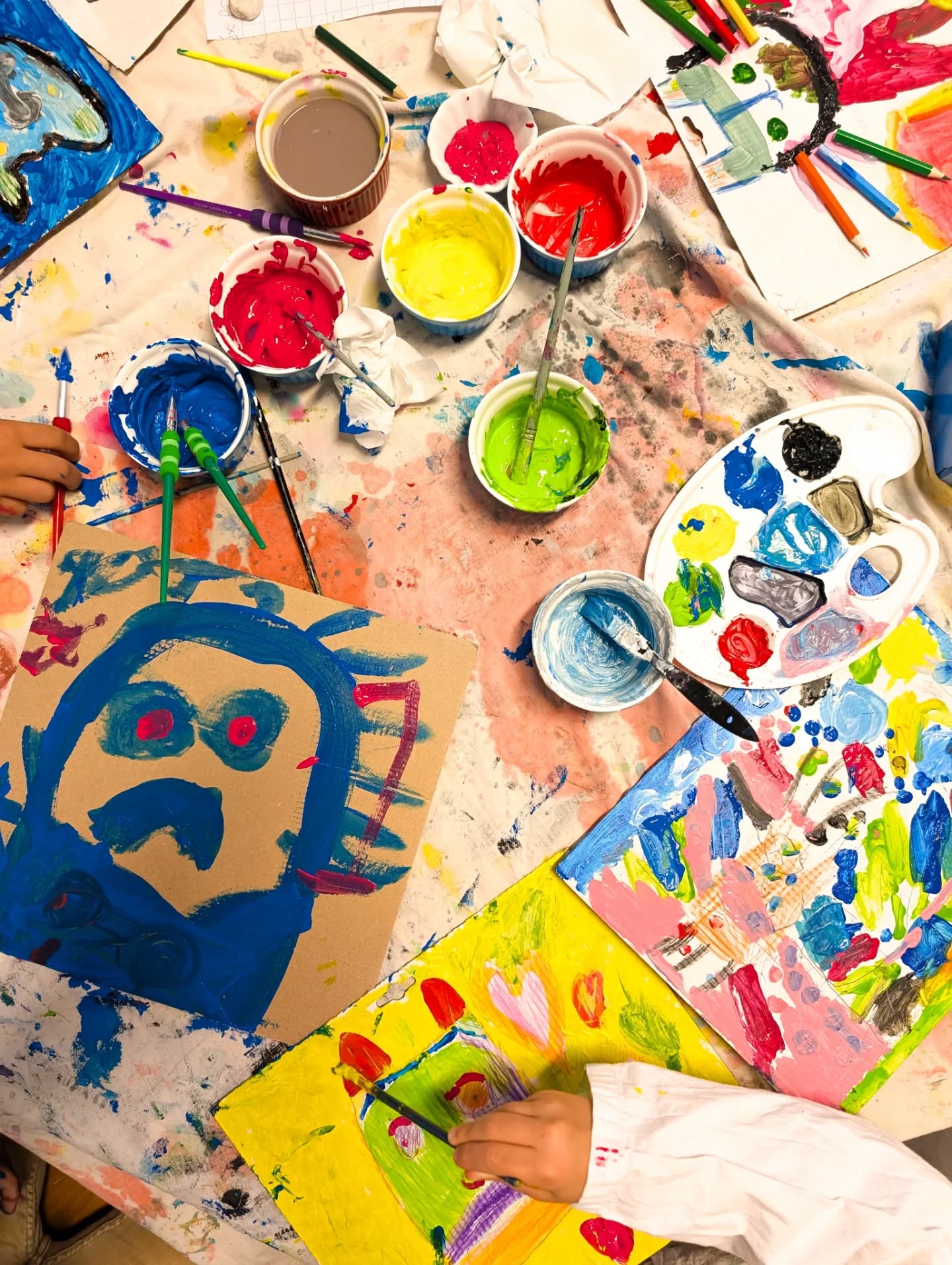 Durant mon exposition en Haute-Savoie j'ai eu la chance de rencontrer Olivia, la directrice de l'école Montessori bilingue "Mésanges" à Veigy-Foncenex et l'idée de ma venue dans leur école s'est imposée le temps d'une journée mémorable, le thème ?
Un chat et pourquoi pas du relief à l'aide de crayons de couleur et d'un pistolet à colle.
Leur accueil et leur imagination m'ont fait fondre ✨
Mille mercis aux enfants et à toute l'équipe pour cette magnifique expérience à vos côtés 🥰
#ecolemontessori