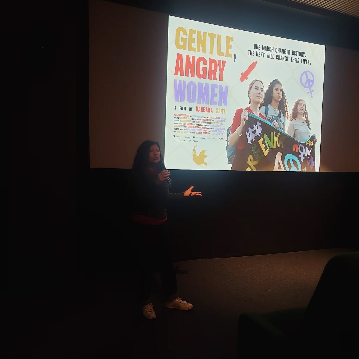 What a fantastic evening! Tonight I had the privilege of chatting with @barbarasanti before then watching her film #gentleangrywomen all about the women of Greenham Common. I highly, highly recommend watching it. There are a few showings booked in to take place soon, please reach out to your local cinemas and community groups to arrange a showing if you can. It's a really powerful and educational documentary.
@folklifefilms @awenproductionscic @plymartscinema #greenhamcommon #feminism #activism