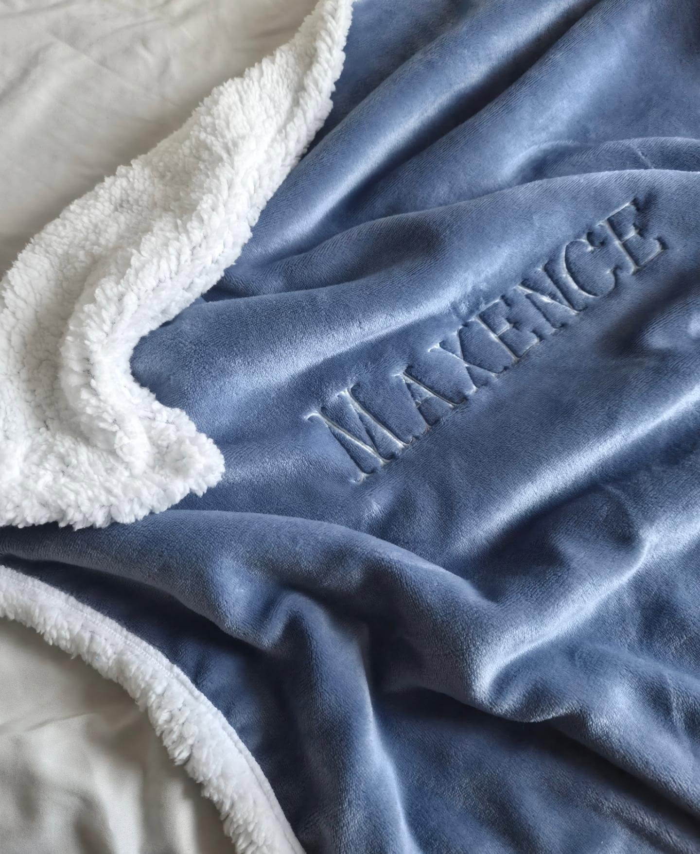 La petite couverture polaire naissance pour Maxence une vrai merveille cette couleur!
D'habitude je ne suis pas fan des couvertures de couleur mais la on est que un bleu horizon vraiment très doux 🦋🌊🐋
En terme de dimensions on est sur 80/100 cm
Donc parfait pour la naissance, sortie en voiture ou promenade a l'extérieu!
N’hesitez pas a me dire ce que vous en pensez!!
✨🌟 et comme Chaque semaine, tentez de remporter un bon d’achat de 20€!
C’est simple: laissez votre trace avec un like et un commentaire sous nos 6 derniers posts.
Le tirage au sort sera effectué dans les commentaires.
Ne manquez pas cette chance de gagner! 🎁💖