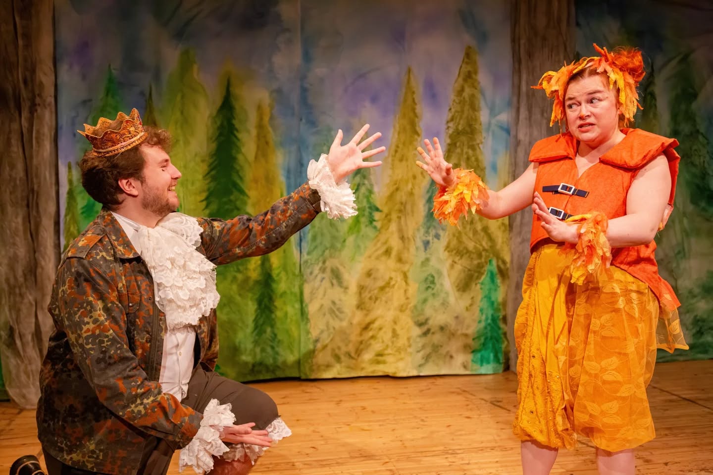 Tässä Ootko mun kaverljin puvustajan Suvi Salomäen ajatuksia asuista:
"Puvustushommatkin alkavat olla loppusuoralla; yhdeksän pukua väsättynä, viimeisiä viilauksia vielä teen. On jännä nähdä, miten suunniteltu kokonaisuus sitten lopulta toimii käytännössä; liikkuuko pukujen materiaali niin kuin ajattelin, asettuvatko eri pukujen suunnitellut muodot toisiinsa niin kuin tarkoitin, palvelevatko värivalinnat kokonaisuutta niin kuin mietin jne... Ainakin tässä vaiheessa näyttää aika kivalta!
Yhdistävä materiaali kaikissa kaverlji-koltuissa on valoverho, tuo kirppareiden ja mummon ullakon takuuvarma pitsirakenteinen ikimateriaali! Kun kierrätystarpeista tehdään, niin pitää ajatella materiaalin "löydettävyyttä". Siksi valoverho.
Sitä paitsi se taittuu moneen ja liikkuu kivasti niin Ankan pöksyissä kuin Prinssin röyhelöissä. Ja monessa muussa."
Ankka ja Prinssi, kuva Mikko Jormakka
#ootkomunkaverlji #teatteri #musiikkinäytelmä #lastenteatteri #joensuunpakkahuone