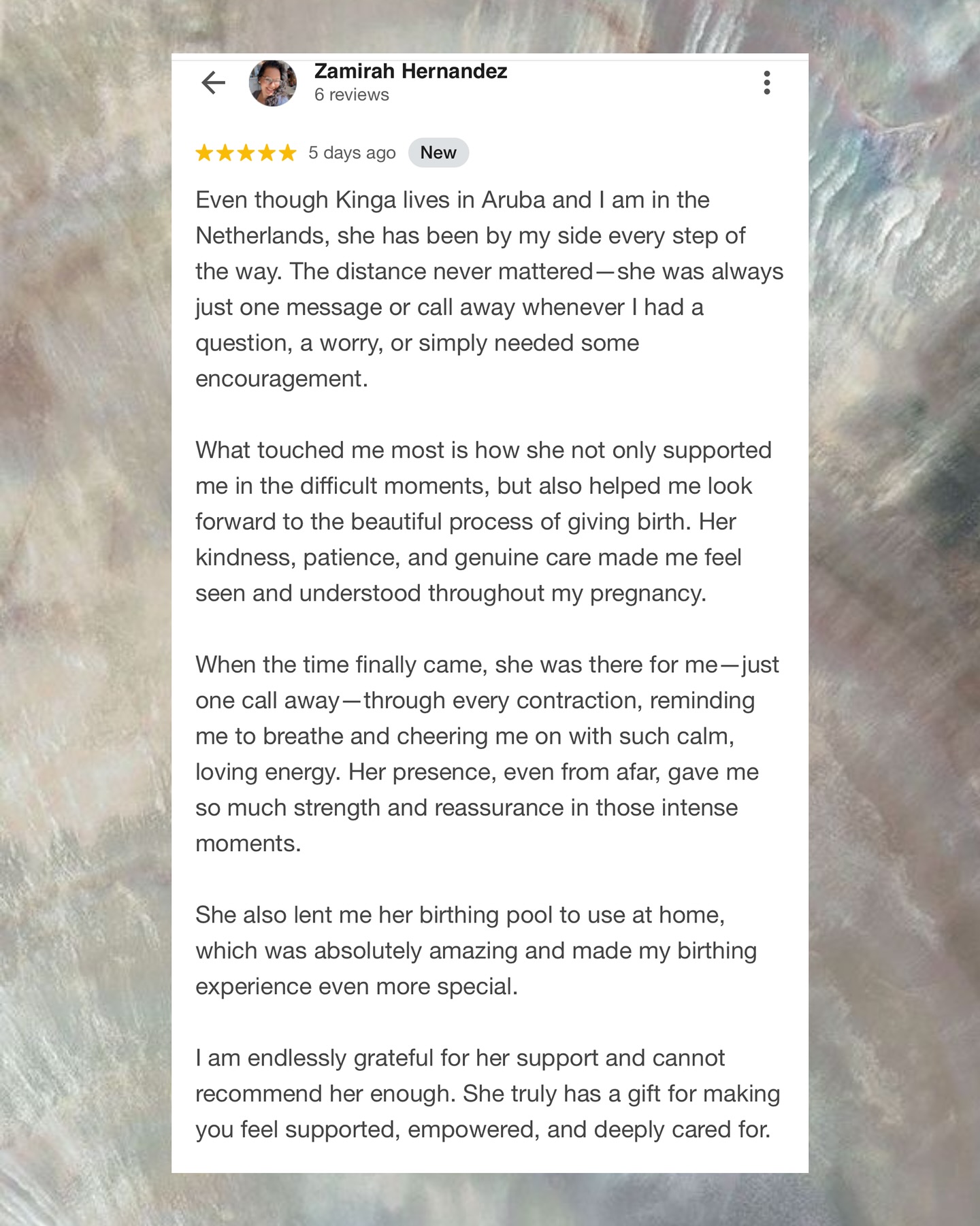 Birth and it’s support doesn't need to be complicated. A warm touch, a kind word or simply just being present going farther than most of the tricks or techniques.
Holding her in warm, comforting love, sending her strength, praying for her and reminding her that she can do it. - that’s what she felt. Being absolutely in awe by her power, getting emotional while witnessing the love between her, her husband and family, crying happy tears together with her mom while hearing her daughter’s first cry - that’s what I remember ❤️ Zami, I will never forget those moments and I am forever grateful for you sharing the biggest moments of your life with me! 🥹 Happy one month to your babygirl. Today we celebrate her! 🌸 But also you, the amazing mother you are and your family, the most beautiful family it can be!