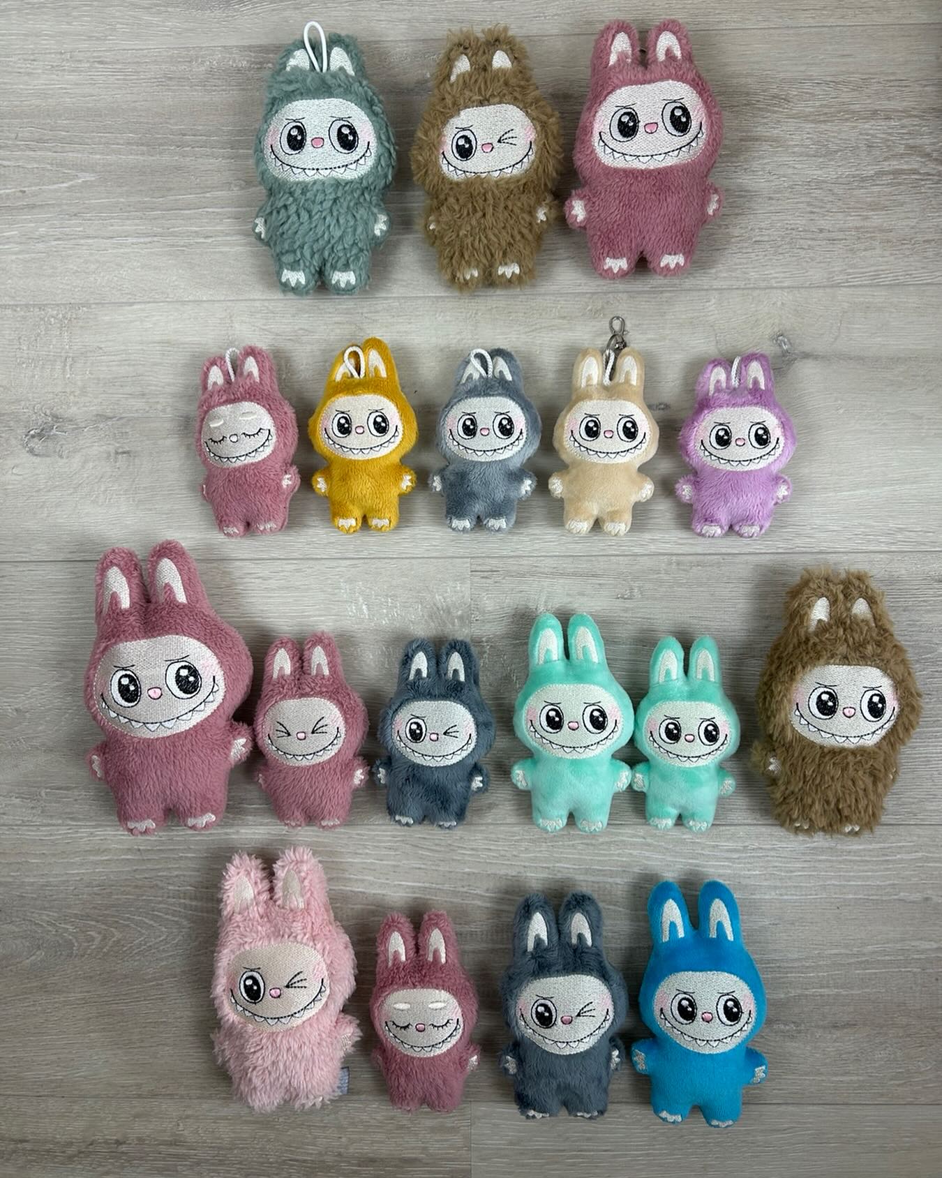 Diese fröhlichen Grinsemonster sind zum SOFORTKAUF erhältlich!
Jedes Monster ist einzigartig, super flauschig und bringt sofort gute Laune ins Haus
Der Versand erfolgt innerhalb von 1–2 Werktagen nach Zahlungseingang.
💌 Schreib mir einfach eine Nachricht, wenn du deinem Lieblingsmonster ein neues Zuhause geben möchtest!
#artkdesign #handmadewithlove #glücksbringer #kleineslabel #handmadeinGermany #kuschelfreund #geschenkidee #handgemacht #unikat #minimonster #stoffliebe #nähenmitliebe #kleinesbusiness #liebeimdetail #shoplocal #handmadewithcare #madebymama #plüschfreunde #designmitliebe #stoffkunst #minifreunde #adventskalenderfürkinder #adventskalenderfüllung #adventskalender