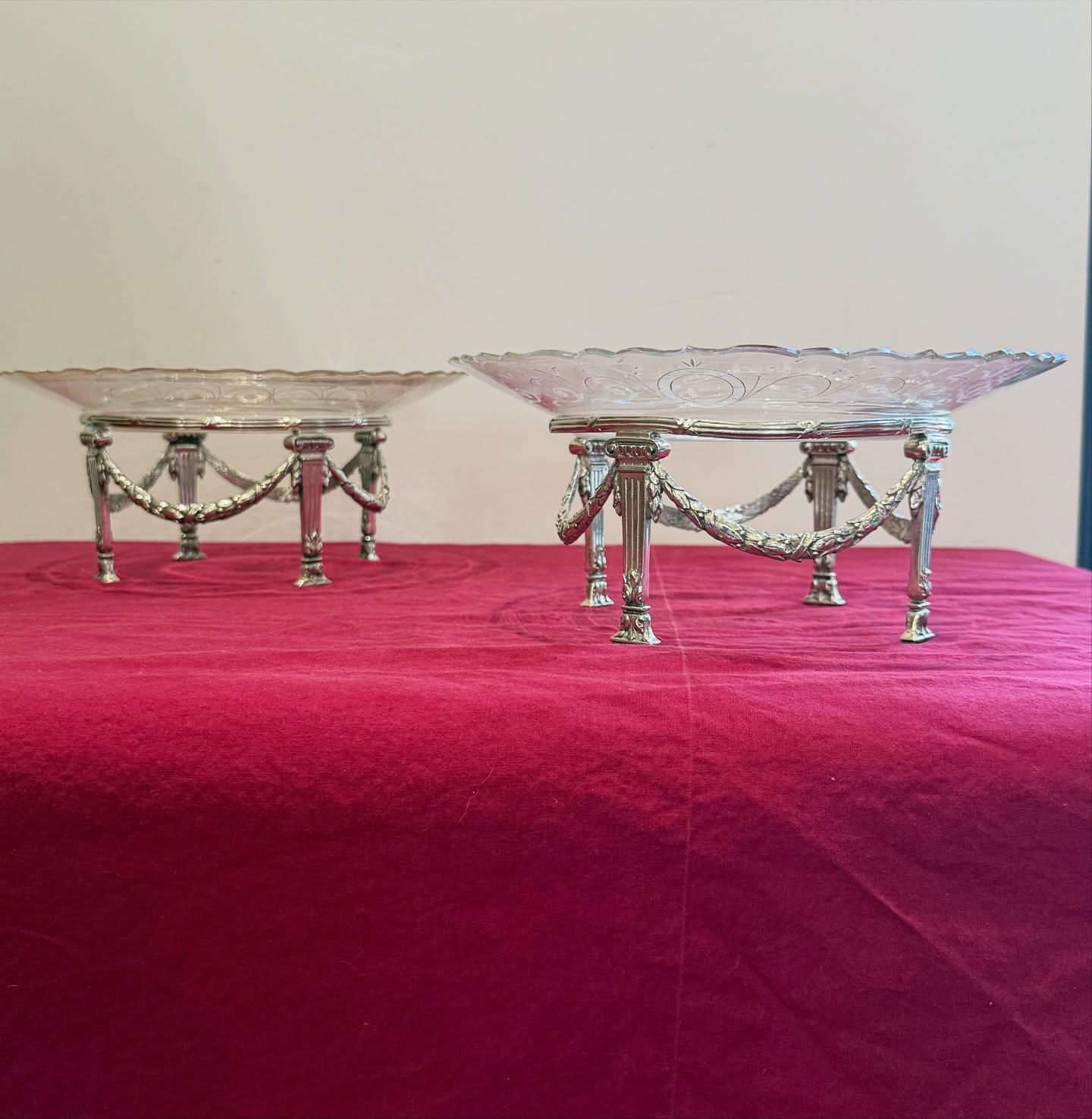 Paire de présentoirs XIXeme en métal argenté et assiettes cristal
Hauteur totale : 11,5 cm
Diamètre assiette : 25 cm
Superbe paire de présentoirs de style Louis XVI , les montures métal argenté finement décorées de guirlandes de lauriers , d’un ruban et de pilastres.
La dorure sur la bordure des assiettes à disparue, et des petits éclats à signaler au pointes des dentelles sur le pourtour , mais rien de méchant.
Un joli décor gravé également sur les assiettes probablement Baccarat ou Saint Louis mais trop anciennes pour avoir le cachet d’une ou de l’autre cristallerie.
🛒 prix et disponibilité dans la boutique en ligne.
#argenterie #présentoirs #xix #cristal #artdelatable #decorationdetable #mignardises #antiquites #misslittlebottle