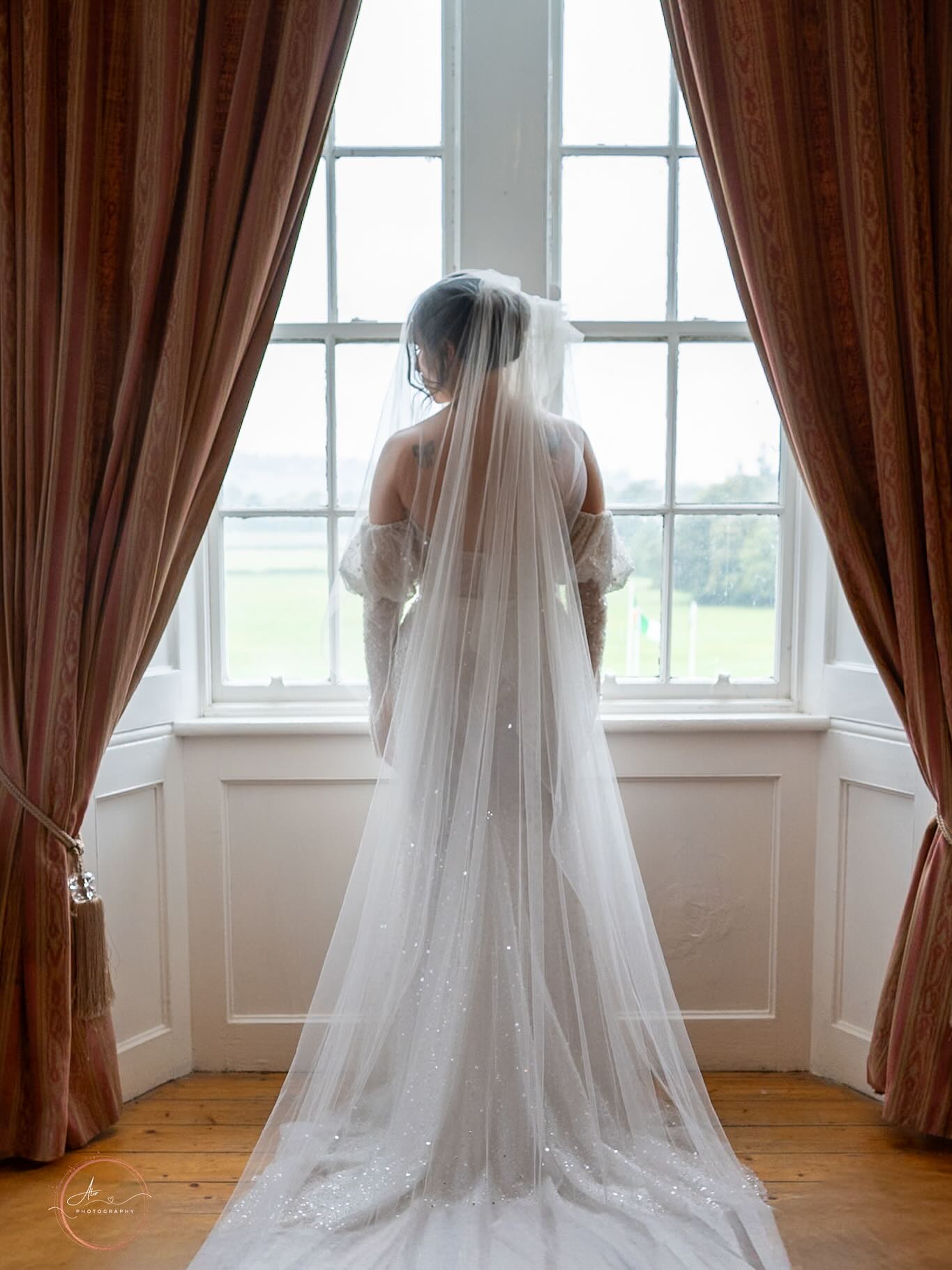 This dress deserves a post of its own 🥰 Emma chose the most stunning Vera Wang wedding dress from @smartbrides and it was absolutely perfect for her… This bride and this dress = Chefs Kiss #VeraWangBride #verawangbridal #kinnittycastlehotel #IrishBride #CastleWedding