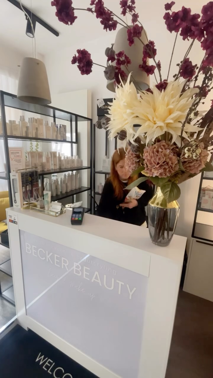 Open the Salon with me ✨
——
Mein Morgen startet idR entspannt (bin kein Morgenmensch 🥴), demnach schaue ich abends immer, dass der Salon für den nächsten Tag ready ist!
Enjoy <3
——
#salonlife #salonalltag #friseurdüsseldorf #beckerbeauty