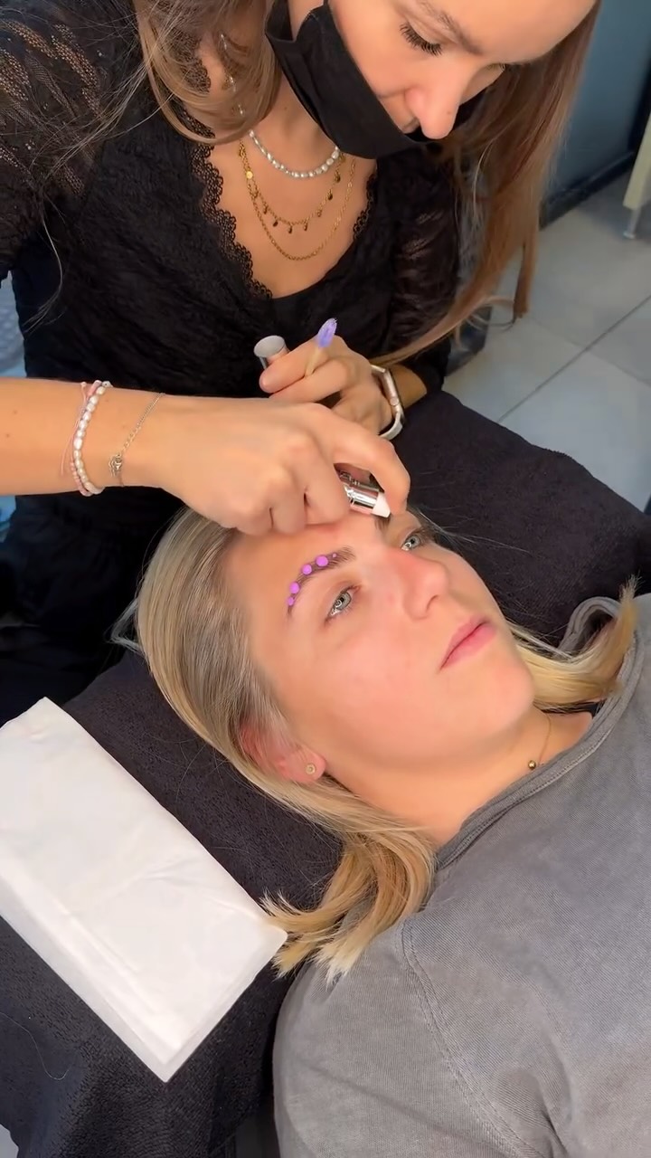 Ein kleiner Blick hinter die Kulissen ✨
Unsere liebe Katrin zeigt euch heute, wie ein Browlifting bei uns im Salon aussieht – ganz ohne großes Drumherum, nur echte Einblicke in ihre Arbeit und das wunderschöne Ergebnis! 💫
Das Treatment sorgt für perfekt geformte, volle und gepflegte Augenbrauen – für einen frischen, wachen Look, der Wochen hält. 🤍
Lust auf deine eigenen Traum-Brows?
Dann schau vorbei oder buche gleich deinen Termin! 💕
@aurora.brows.lashes
#Browlifting #BeautySalon #KatrinZaubert #FriseurSalon #BrowGoals #Beautylove