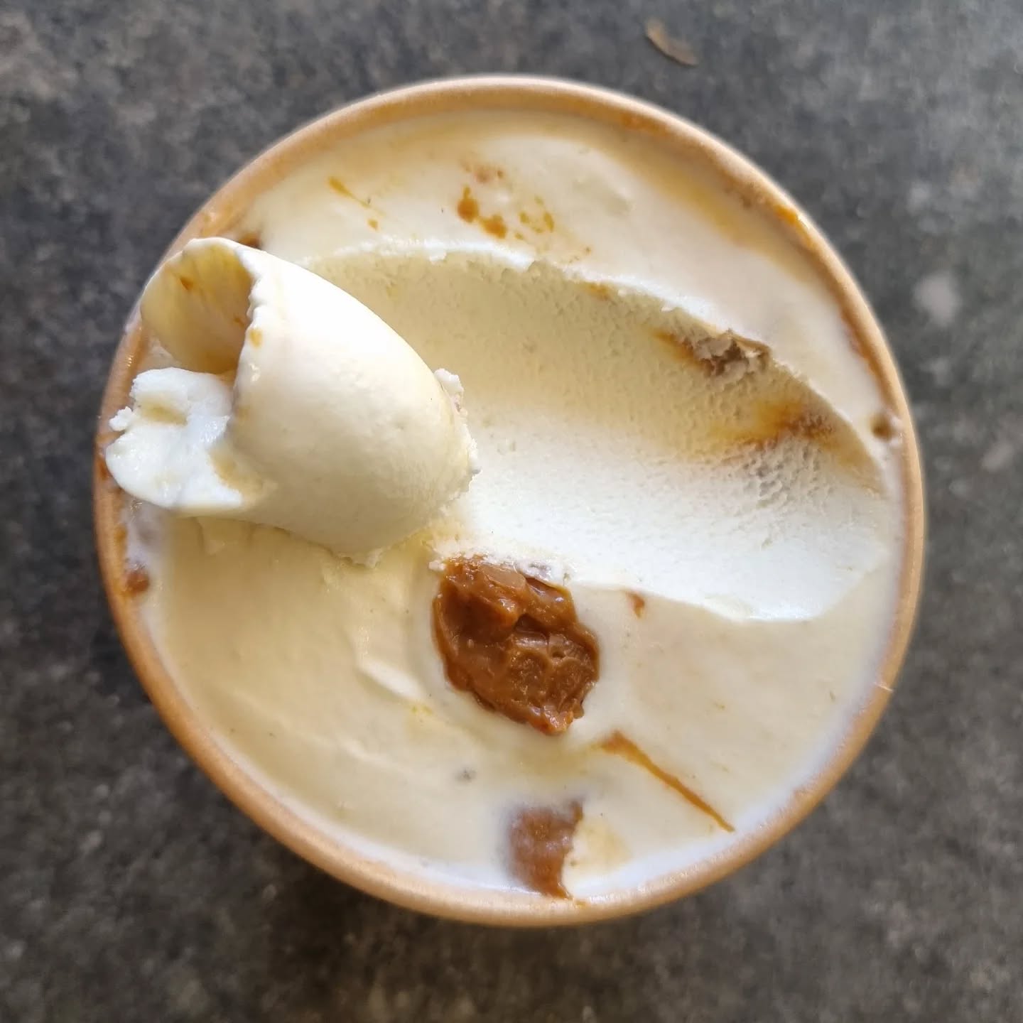 Banana & Dulce de Leche 🍌 Creamy natural ice-cream made with loads of fresh bananas & our addictive dulce de leche (thick caramel). This always sells out fast, so if it's one of your faves, best get some soon 💛
📍 available in 500ml tubs at our Clarkson & Willagee stores
#slowdoughpizzas #littlescoops #naturalicecream #perthfood #smallbatch #artisanicecream #perthicecream