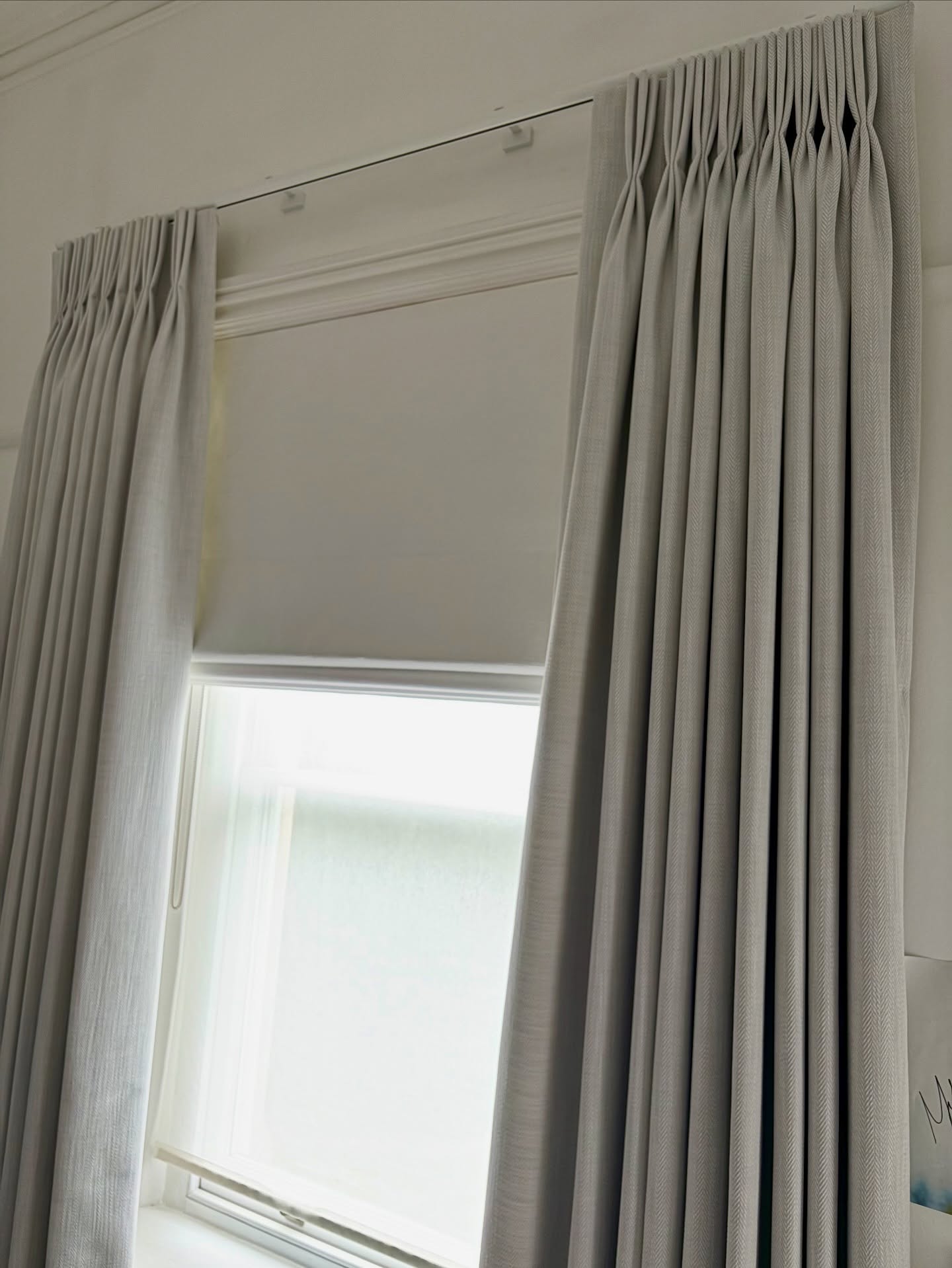 Recently fitted out two bedroom of which this is one window - elegant but simple design. Interlined and blackout lined curtains and a roman blind to make a cosy bedroom ready for the is cold winter nights. @ashleywildefabrics for the herringbone curtains and @jamesharefabric faux silk Roman blind. Fitted onto a #metropole from @curtainrailsupplies #interlinedcurtains #blackoutcurtains #triplepleatcurtains #blackoutromanblinds #malvernhills #malvern #worcestershire #ledbury #worcestershireinteriors