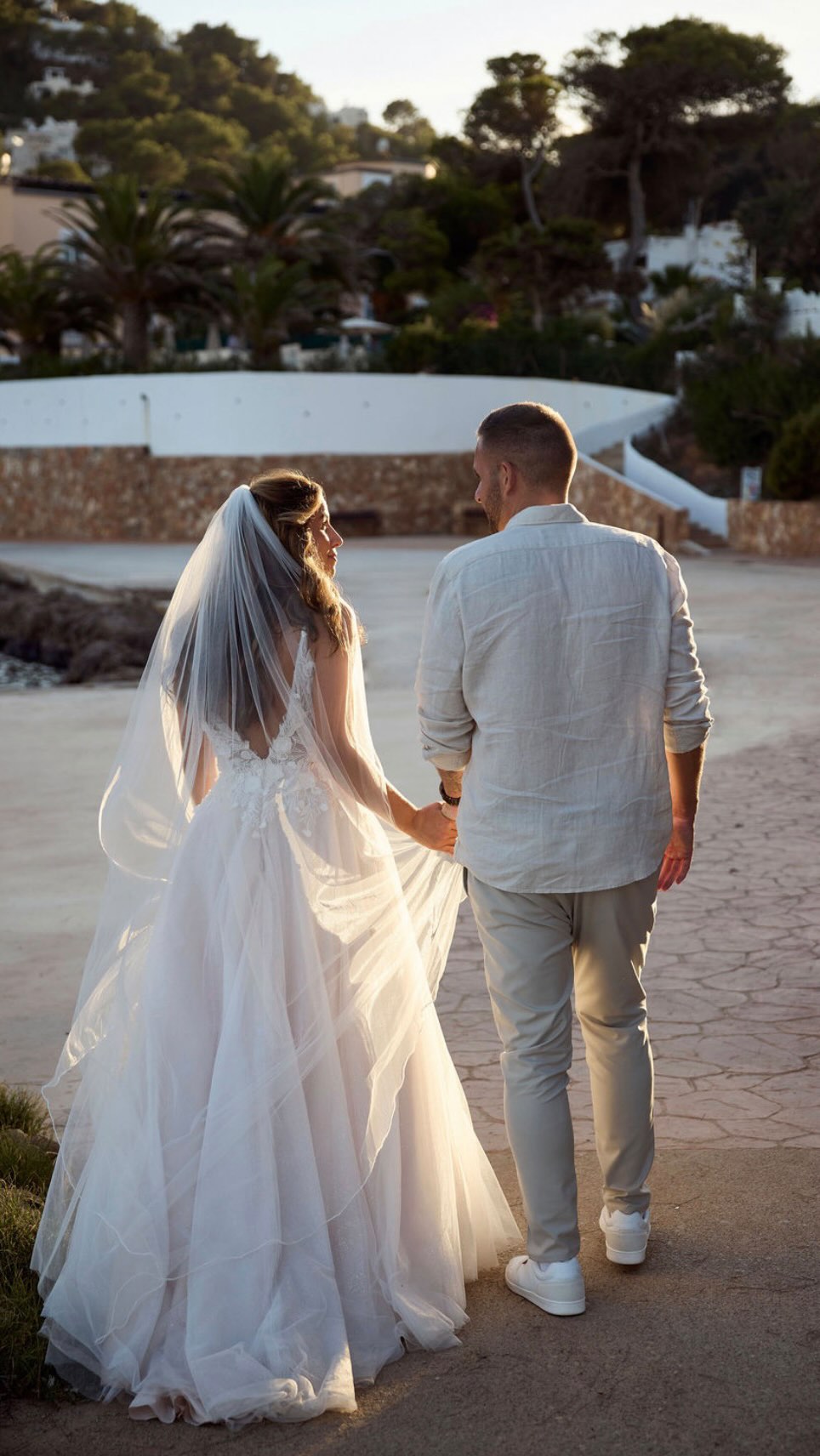 Ibiza vibes
Am Ende gewinnt immer die Liebe!!!
Manchmal schreibt das Leben seine ganz eigenen Geschichten, voller Wendungen, Tränen, Hoffnung und am Ende… purer Magie.
Nur zwei Wochen vor der Hochzeit kam der Schock: Die Agentur der gebuchten Finca hatte die Gelder nicht weitergeleitet. Plötzlich stand alles Kopf….keine Location, keine Sicherheit, keine Zeit.
Ein Moment, in dem die Welt für einen Augenblick stillsteht.
Aber wisst ihr was? Genau dort beginnt das, was ich an meiner Arbeit so liebe:
Gemeinsam atmen. Neu träumen. Und das Unmögliche möglich machen.
Mit @party_ibiza_events an unserer Seite haben wir in kürzester Zeit eine neue Location gefunden. Ganz anders als geplant, ohne Meerblick, aber mit so viel Herz, dass es keiner hätte toppen können. Der Garten erstrahlte in Liebe, Lachen und diesen ehrlichen Emotionen, die kein Meer der Welt ersetzen kann.
Und als @jeremychristopher_photo uns an die schönsten Plätze am Meer führte, war klar: Das Universum hat seinen eigenen Plan und dieser Tag war genau so perfekt, wie er sein sollte.
Dieser Tag hat mir wieder gezeigt: Es geht nicht darum, wo man feiert, sondern mit wem und mit wie viel Liebe.
Und genau das schaffen wir gemeinsam, immer!