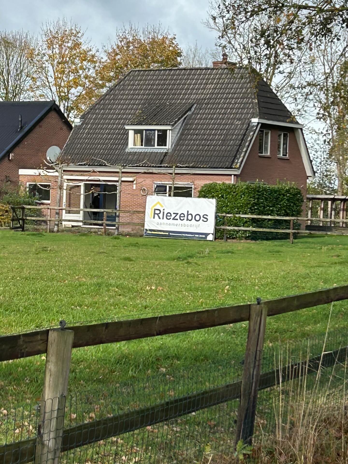Nieuw project!!
Deze vrijstaande woning mogen wij een upgrade geven👷🔨 en dat doen wij samen met @installatiebedrijf_van_leussen, @uniqinterieurbouw en @grobbeeonderhoudtvastgoed
#schuimbeton #vloerverwarming #badkamer #keuken #dalfsen #aannemersbedrijfriezebos #dalfsen #isolerendebeglazing #upgrade