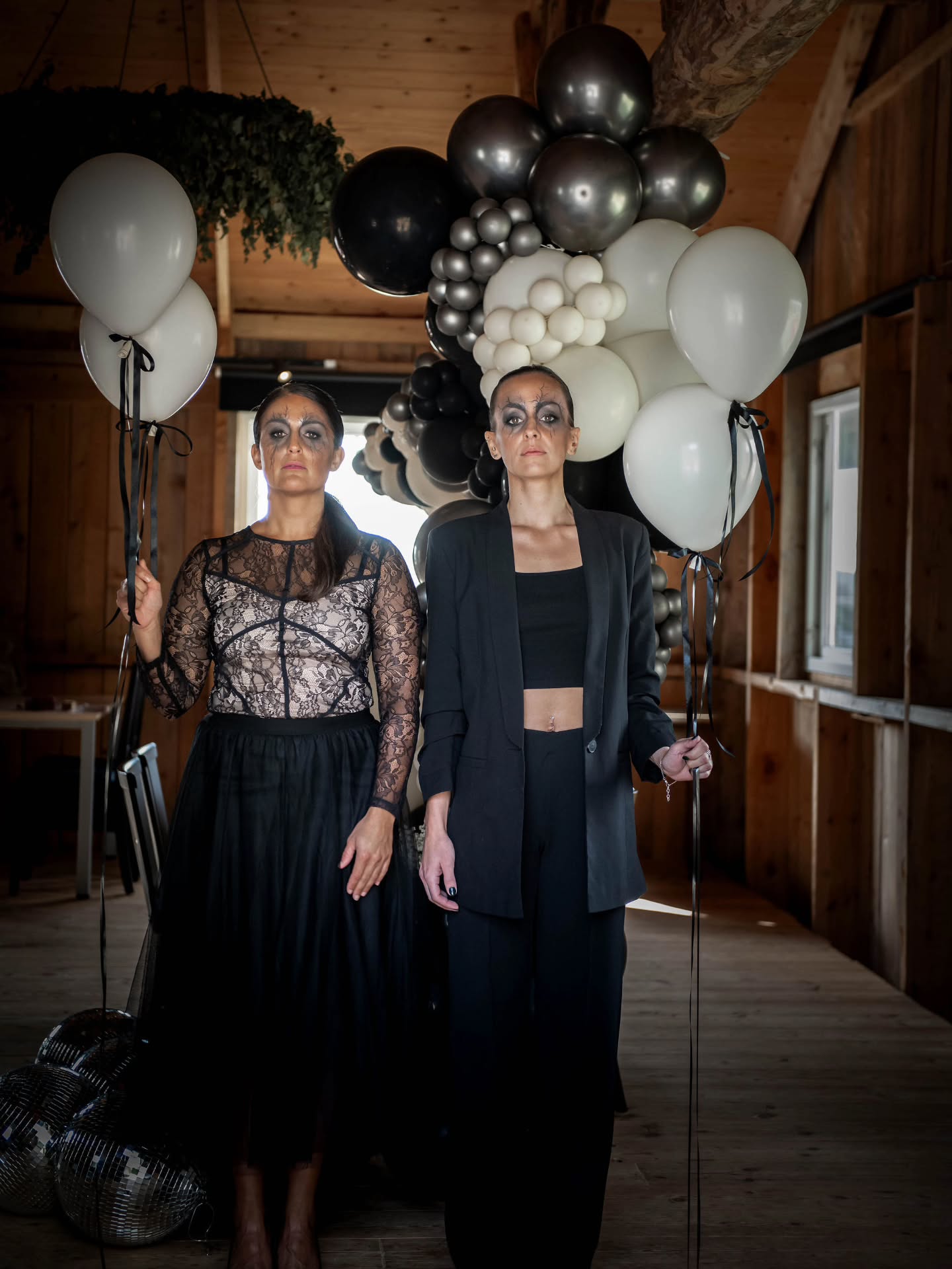 Glad Halloween🕸🎃🎈
Koordinering: @creativecelebrations_ab och @concept.stories
Plats: @brinkhallsgarden
Fotograf: @mialewellfotograf
Ballonger: @creativecelebrations_ab
Styling och blommor: @concept.stories
Porslin och inredning: @bonbonnorrtalje
Puderljus: @shinebrighter.se
Tryckmaterial: @didriksdesign
Make up artist: @elinas.se_stylist
Smink: @yagsweden
Modeller: @saraleven och @matiildam
#ballongdekor #eventdekor #event #festdekor #ballonger #ballongbåge #creativecelebrations #halloween #halloweendekoration