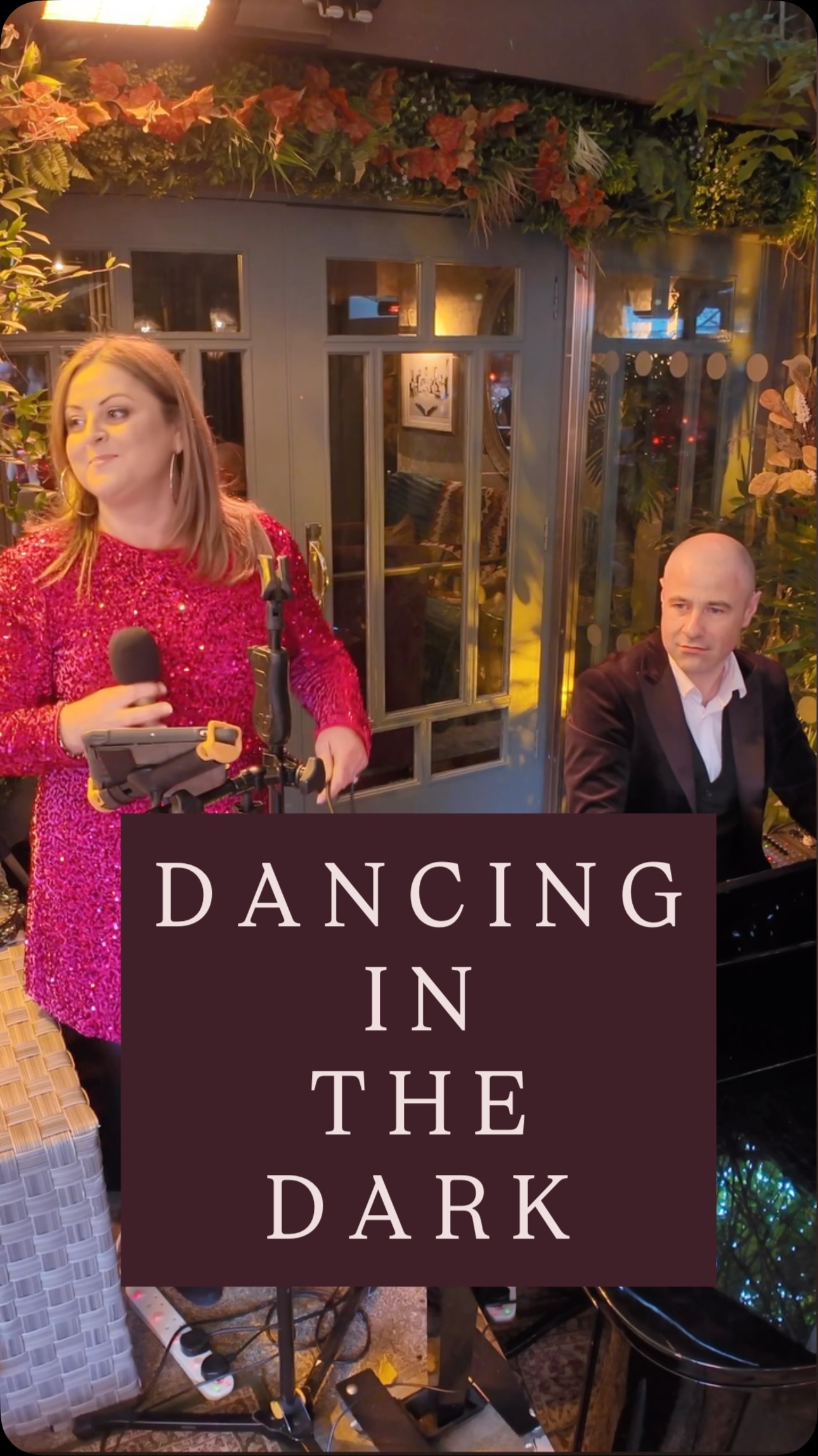 Who knew The Boss could boogie woogie like this?? Dancing In The Dark, cocktail hour style :)
@podgekeysandsax
#irishwedding #irishweddingsinger #weddingsingerireland #dancinginthedark #drinksreceptionmusic #weddingsinger #weddingmusic #irishweddings