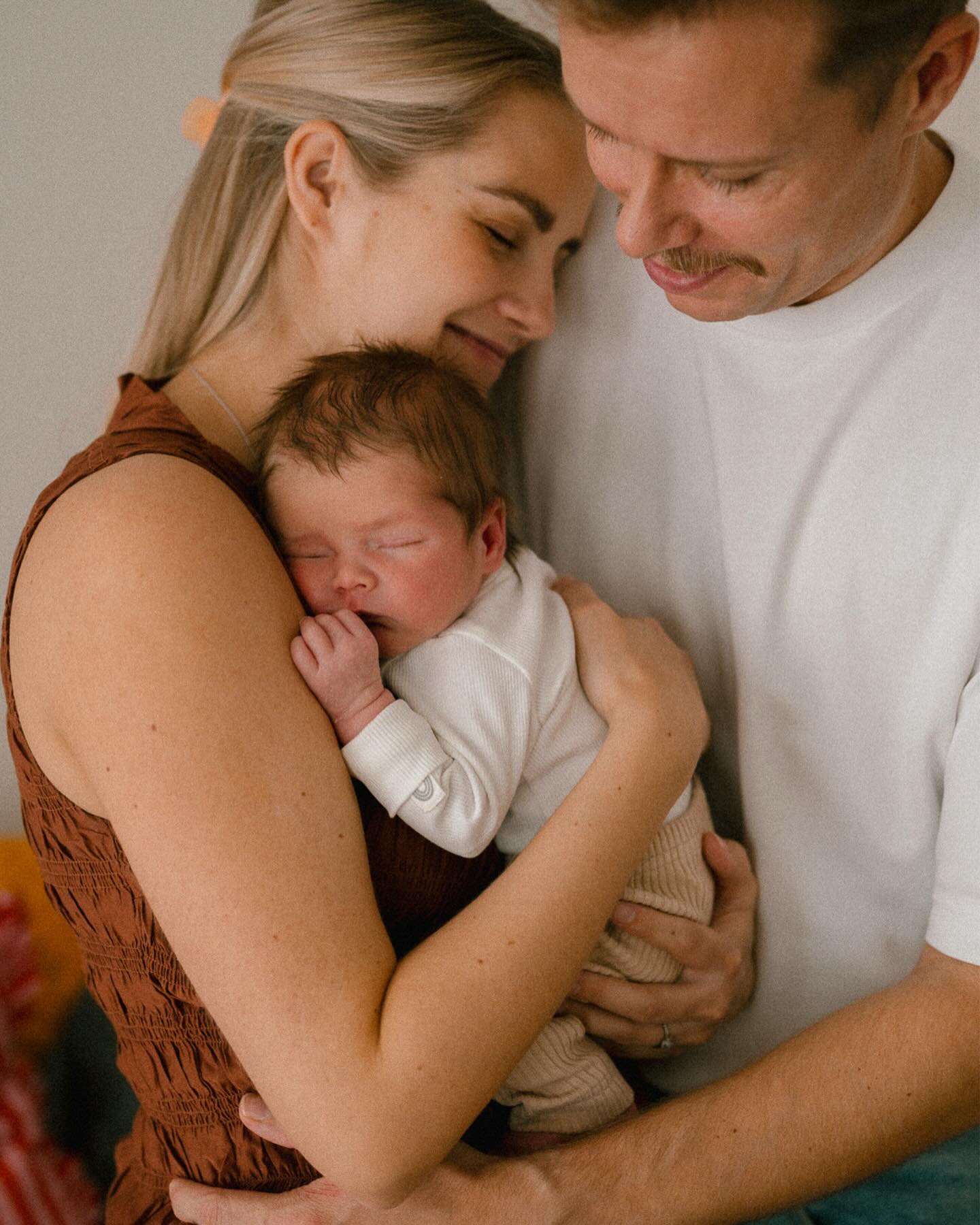 Mä muistan kun me odotettiin meidän poikaa ja mietin, että halusin kuvauttaa ne meidän ensihetket perheenä. Aluksi oli monenlaista haastetta ja ajatus siitä, että meidän pitäisi lähteä jonnekin erikseen kuvattavaksi, oli stressaava. Kun oikeasti olisin halunnut olla vain kotona vauvan kanssa.
Tästä syystä mä toteutan mun asiakkaille newborn-kuvauksia perheiden kotona. Jotta teidän ei tarvitse lähteä kotoa minnekään. Mä haluan, että te saatte olla teidän vauvakuplassa ja keskittyä olennaiseen.
Mä oon se vauvakuvaaja, joka tulee kuvaamaan teitä dokumentaarisesti teidän omaan kotiin, siihen teille rakkaimpaan ympäristöön ilman mitään erillistä rekvisiittaa tai lainavaatteita. Mä en tule asettelemaan teidän vauvaa mitä hienoimpiin asentoihin tai kapaloimaan häntä, vaan mä tuun kuvaamaan niitä aitoja hetkiä teidän elämästä.
Ja tältä se kotona toteutettava vastasyntyneen kuvaus näyttää.
Jos mietit kuvausta kotona tai vauvakuvauksen bookkaaminen olisi teille ajankohtaista, laita mulle viestiä. Otan varauksia vastaan loppu- ja alkuvuodelle. 🫶🏼
#newbornkuvaus #vauvakuvaus #vastasyntyneenkuvaus #newbornkuvausturku #vastasyntyneenkuvausturku #perhekuvaus #perhekuvaaja #dokumentaarinenperhekuvaus #kuvauskotona #vastasyntynyt #vastasyntyneenkuvaushelsinki #tammikuiset2026 #joulukuiset2026 #helmikuiset2026