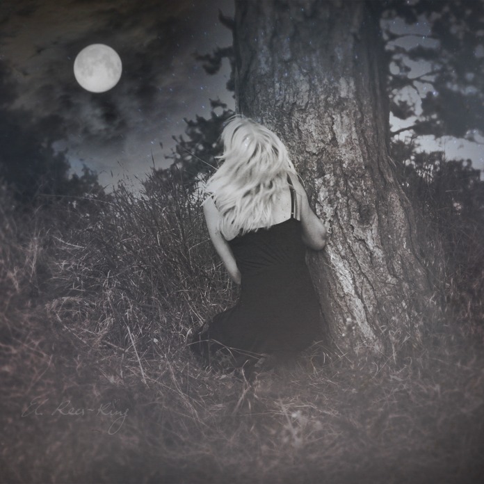 Another self-portrait from a few years back. Samhain blessings to all who celebrate.
#allhallowseve #samhain #halloween #witch #fullmoon #selfportrait #october #elireesking