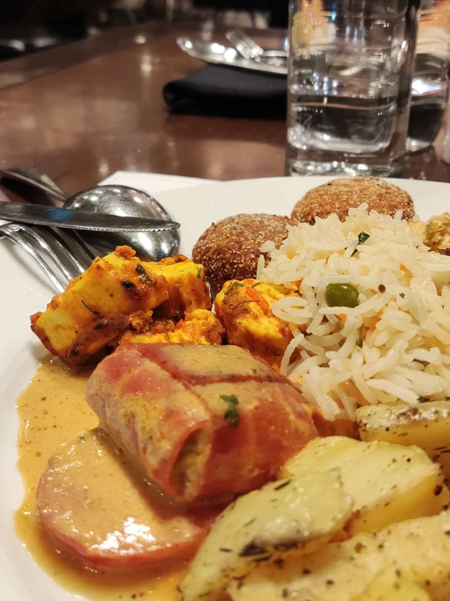 Viajar por India ha sido un verdadero festín para los sentidos. Como vegetariano, descubrir la riqueza de su cocina fue fascinante: la mayoría de los platos que probé están basados en verduras, legumbres y especias, preparados con una creatividad que asombra.
Desde curries aromáticos hasta panes como el naan o roti, cada bocado tenía un color, sabor y textura únicos. Aunque no comí en los mercados callejeros, en sus hoteles y restaurantes ofrecen infinitas combinaciones de sabores y, aprender a distinguir qué lleva cada plato, me hizo apreciar aún más la atención al detalle de la gastronomía india.
Comer aquí no es solo alimentarse, es un aprendizaje cultural, espiritual y sensorial que conecta con la tradición de cada región.
.
.
.
Photo by: @jatflo
.
.
.
Hashtags: #ComidaIndia #VegetarianosEnIndia #GastronomíaIndia #FoodieTravel #IndiaCulinaria #SaboresDeIndia #CocinaTradicional #ViajarComiendo