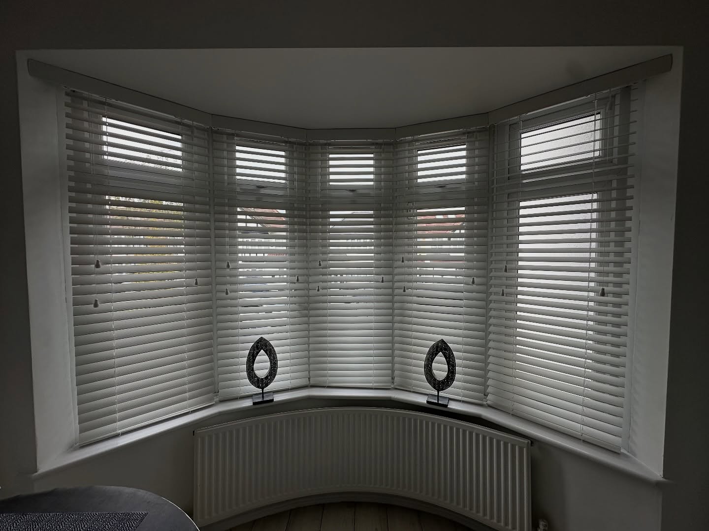 Bay window brilliance 🤍✨ These white Venetian blinds bring timeless elegance and crisp light control to the heart of the room. Sleek lines, perfect privacy, and a clean finish that complements any interior style. Bright, beautiful, and effortlessly chic 🪟🌿
#VenetianBlinds #BayWindowStyle #WhiteInteriors #WindowGoals #BlindsOfInstagram #ModernLiving #HomeInspo #InteriorDesign #MadeToMeasure #StylishWindows #LightControl #MinimalistHome #WhiteDecor #HomeVibes #InteriorGoals #UKHomes #BlindsThatWow #CleanAesthetic #NeutralTones #BrightSpaces #WindowTreatment #Louvolite #BlindsAndShutters #BayWindowBlinds #ElegantLiving #CrispAndClean