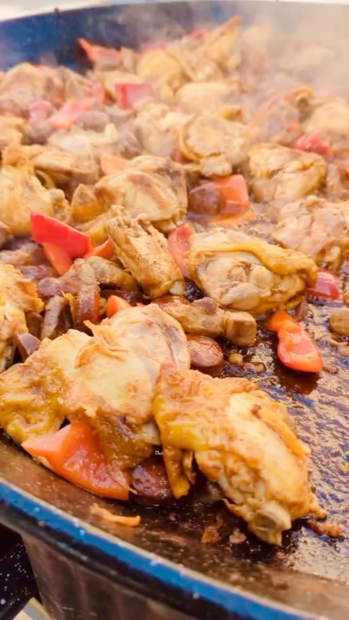 🎶 Musique, soleil et saveurs espagnoles 🇪🇸🔥
@domainelaclausade
Une soirée comme on les aime : des tapas, des paellas et fideuàs qui mijotent, un groupe live et des danseuses pour mettre le feu ! 💃🎸
Et toi, tu choisis quoi pour ton prochain événement ?
#montpellierfood #montpellier #catering #traiteur #traiteurévénementiel #paella #espagne #traiteurevenementiel #herault #spanishfood #foodlover #paellalovers #spanishdishes #fideua #tapas #jamón #flamenco #guitarist