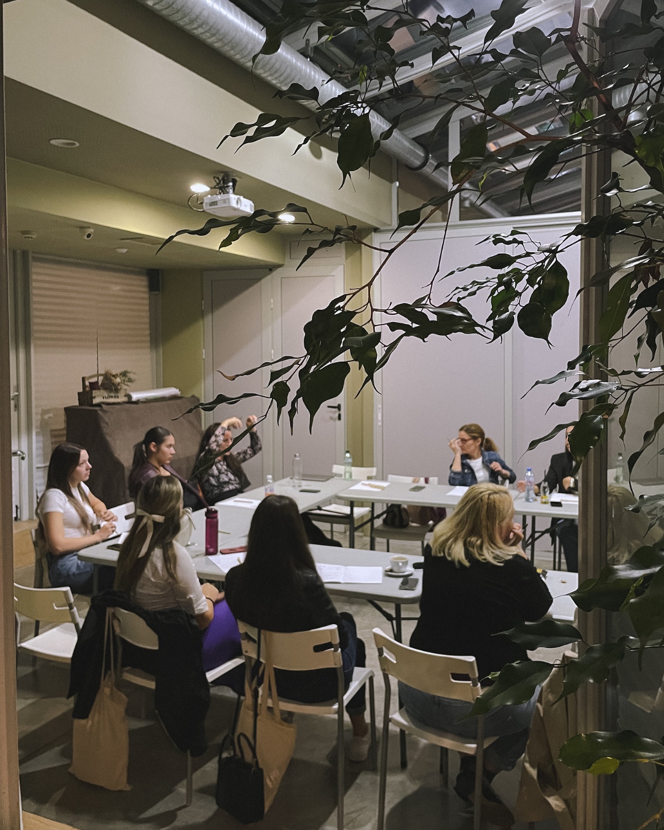 „Разбрах, че не е нужно всички да са на моето мнение.”
Tu Bora събира жени с различен опит, енергия и гледни точки. Някои идват уверени и целеустремени, други - в търсене на нова посока. Всеки разговор носи нещо ново. Понякога чуваш нещо, което напълно променя начина, по който гледаш на дадена ситуация. Друг път просто намираш потвърждение, че не си сама в своите мисли и чувства.
Това място не търси еднаквост, а смисъл. Тук уважаваме разликите, подкрепяме избора на всяка жена и вярваме, че именно разнообразието ни прави по-силни като общност.