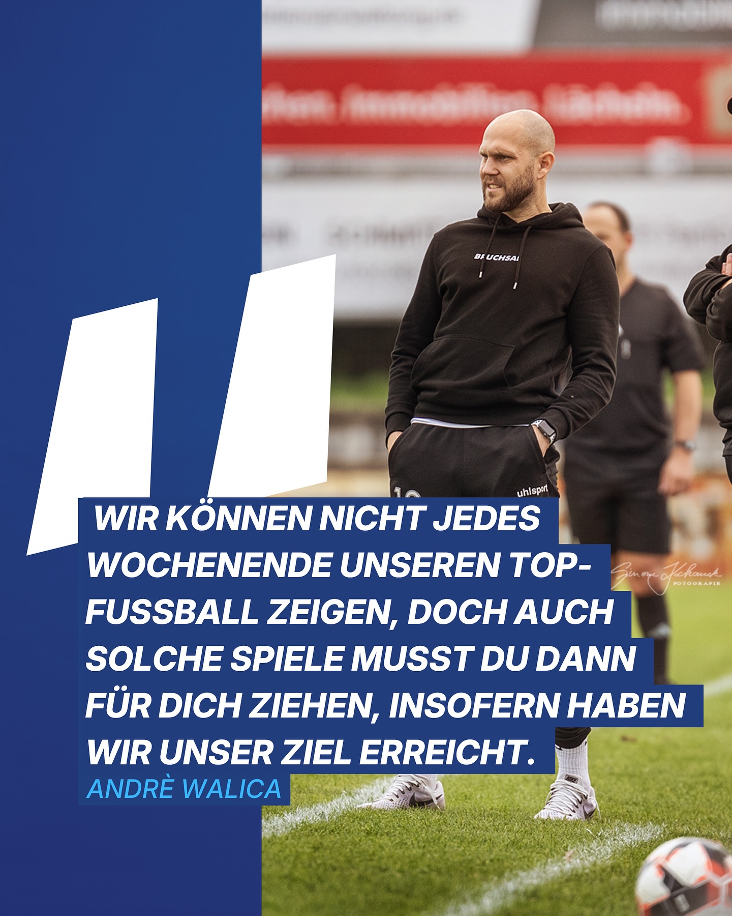 💙❤️ Drei Punkte sind drei Punkte! 💪
„Wir können nicht jedes Wochenende unseren Top-Fußball zeigen, doch auch solche Spiele musst du dann für dich ziehen – insofern haben wir unser Ziel erreicht.“ – André Walica
Mit dem Sieg am 13. Spieltag schaffen wir es erstmals diese Runde wieder an die Tabellenspitze und können uns sogar mit zwei Punkten vom Rest der Spitze absetzen. Jetzt warten drei sehr wichtige Spiele auf uns; am Wochenende dann sogar das Bretten-Derby in der Melanchthonstadt ⚡️⚡️Vollgas ist Pflicht
