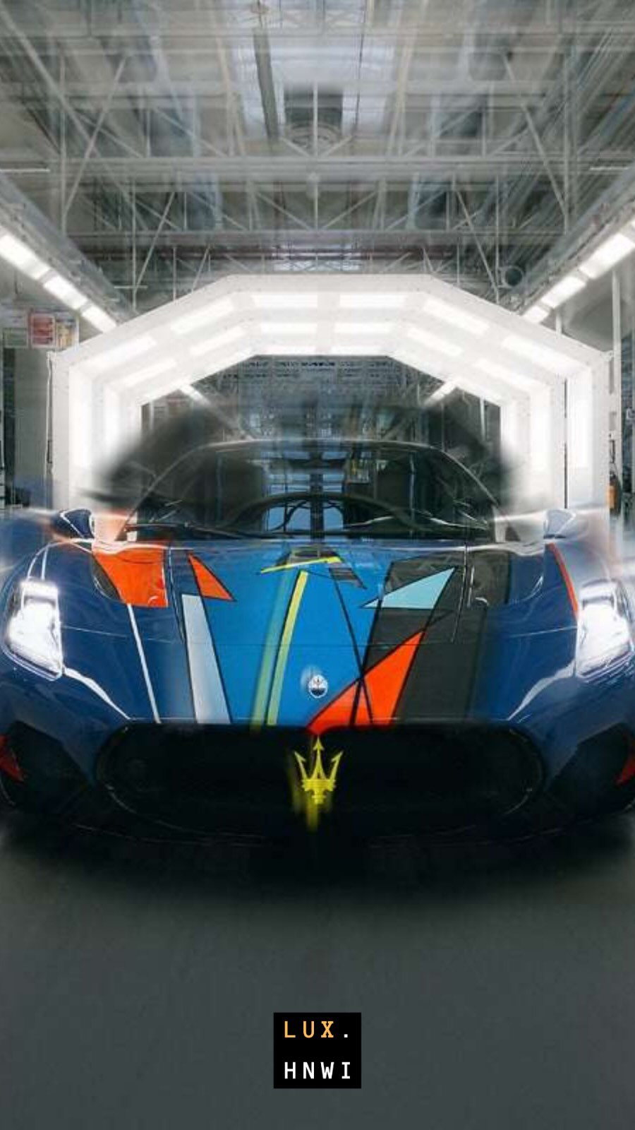 🚘Tradição, Herança, Artesanato Italiano e Excelência Automotiva🏎️
Uma nova página da excelência italiana: Alfa Romeo e Maserati uniram forças sob a marca BOTTEGAFUORISERIE — um hub criativo que junta bespoke, restauração histórica, investigação de performance e narrativa de marca para entregar “few-off” e programas de personalização de alto valor. Esta operação formaliza a oferta limitada e artesanal que transforma carros em objetos de coleção e em peças de patrimônio para clientes de alta renda.
Estratégia: dividir a iniciativa em frentes (Bottega — séries ultralimitadas; Fuoriserie — personalização de produção; Corse — expertise de pista; La Storia — restauro e curadoria do legado) permite escalar o know-how técnico e criativo mantendo a aura de exclusividade. Ao centralizar talento e processos entre Modena, Turim e Arese, a dupla busca eficiência operacional sem diluir as identidades.
Por que importa para o mercado de luxo: modelos “few-off” e serviços tailor-made são hoje uma das fontes de margem mais elevadas do setor — eles monetizam história, simplificam o acesso a experiências únicas e alimentam um ciclo de desejo entre colecionadores e HNWIs. Programas assim amplificam o halo da marca, aumentam retenção de clientes e criam canais de receita que resistem à volatilidade do volume.
Competição: com Ferrari, Lamborghini e outras casas investindo em one-off e personalização, a aposta da Stellantis em BOTTEGAFUORISERIE intensifica a corrida pelo top end do mercado automotivo. O efeito é claro — maior pressão por inovação, raridade e experiências sob medida; quem dominar esse ecossistema ganha não só vendas pontuais, mas liderança cultural entre colecionadores.
Em suma: não é apenas engenharia — é economia da exclusividade. Para HNWIs e investidores em luxo, BOTTEGAFUORISERIE significa acesso a peças com história, personalização que agrega valor real e um novo capítulo na batalha por atenção e capital na “Motor Valley” global.
#BottegaFuoriserie #AlfaRomeo #Maserati #Stellantis #LuxuryCars #Supercars #CollectorsCars #HNWI #CarCulture #GTA6