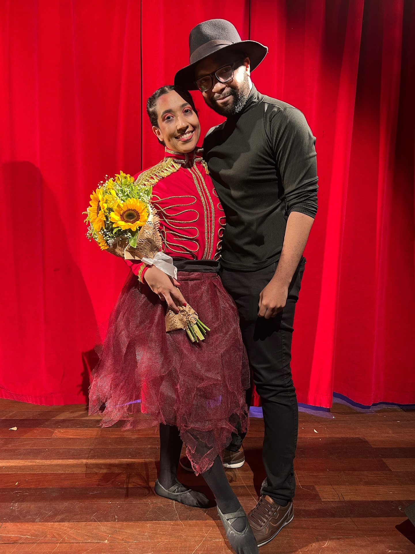 Pode falar pra aquela Lethycia que na infância sonhava em ser bailarina que ela conseguiu, viu?!
O ballet entrou na sua vida de repente, depois de adulta, e desde então você se encontrou em mais um lugar especial!! ✨
O quanto eu estou e sou orgulhoso de você não cabe em palavras!! Vi de perto seu esforço e, como sempre, a sua dedicação não me surpreende, pois você dá 200% em tudo que faz e por isso merece sucesso em tudo!! 🙏🏽
Novamente, meus parabéns pela sua primeira apresentação de ballet, minha fada!!
Você é maravilhosa demais e terá sempre o meu apoio em tudo!! Amo muito você @lethycia.rib !! ❤️