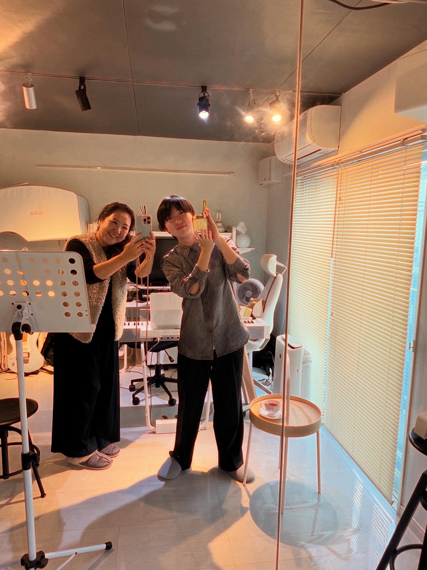 アーティスト/声優の石橋陽彩くんから
誕生日プレゼントをいただきました❤️
陽彩くんのレッスンをしてから15年めになります。
毎週毎週 忙しい中来ていただいて本当に感心しております。
どんな時もレッスン第一に考えてくれる素晴らしいアーティストです。彼の歌声、演技は内側から現れる本物の産物です。
これからも応援し続けます。もちろんレッスン頑張ります✨