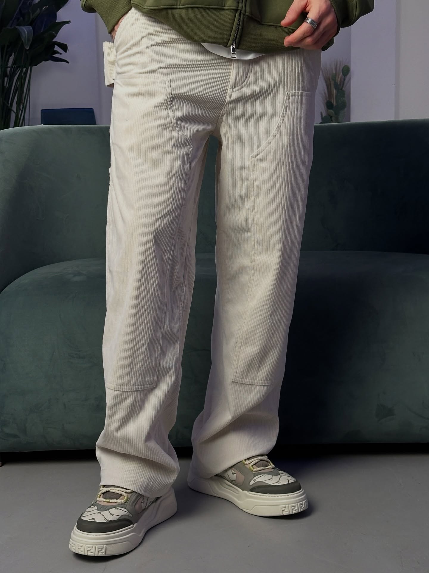 Тактильність, бездоганний крій і непоказна елегантність.
_________________________
Виконані з м’якого вельвету у відтінку теплої слонової кістки, вони поєднують комфорт і витончену естетику. Прямий силует з легкою свободою руху, акуратні накладні кишені та мінімалістичні шви підкреслюють сучасний підхід бренду до класики.
📌 У НАЯВНОСТІ
📍М. КИЇВ ВУЛ. АНТОНОВИЧА 125В
⏰ 11:00-19:00
https://www.zeon-shop.net
__________________________
У пошуках чогось особливого? Надсилай фото – знайдемо для тебе бажану модель! 🕵️♀️