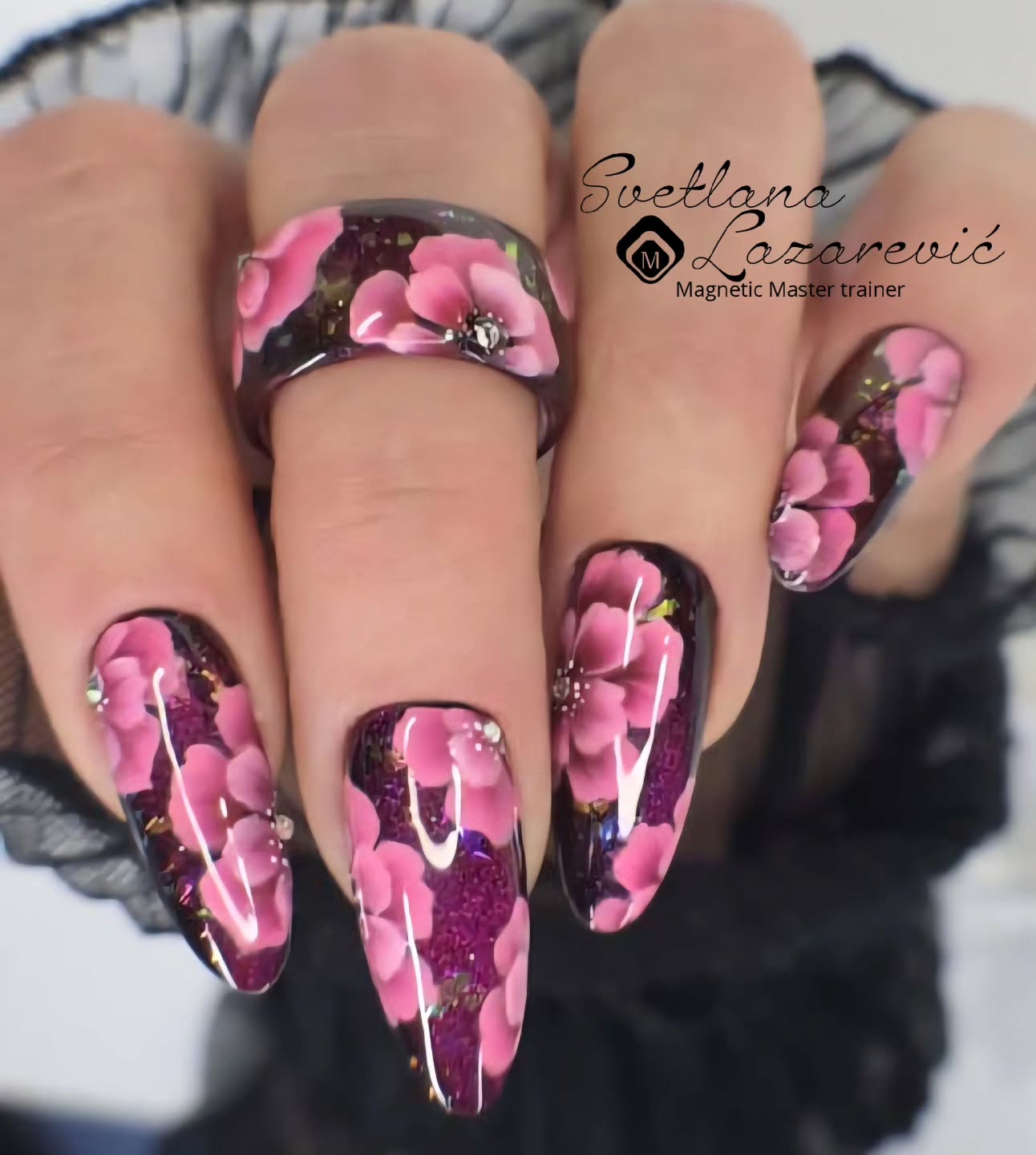 Ergebnis meiner One-Stroke-Nailart-Flowers aus dem wundervollen Kurs mit @henriettenails
So viel Inspiration, neue Techniken und kleine Geheimnisse, die meine Liebe zur Nailart noch mehr vertieft haben! 💕
Ich bin unglaublich dankbar für diese Erfahrung – und freue mich schon darauf, bald selbst meine Leidenschaft zu teilen und One-Stroke-Kurse zu geben! 🌸
🇬🇧
Result of my One-Stroke Nail Art Flowers from the wonderful course with Henriette
So much inspiration, new techniques, and little secrets that deepened my love for nail art even more! 💖
I’m beyond grateful for this experience – and can’t wait to share my passion soon by teaching One-Stroke courses myself! 🌸
.
.
#onestroke #flowers #flowernsils #professional #nailart #NailTraining #NailDesign #NailCourseBern