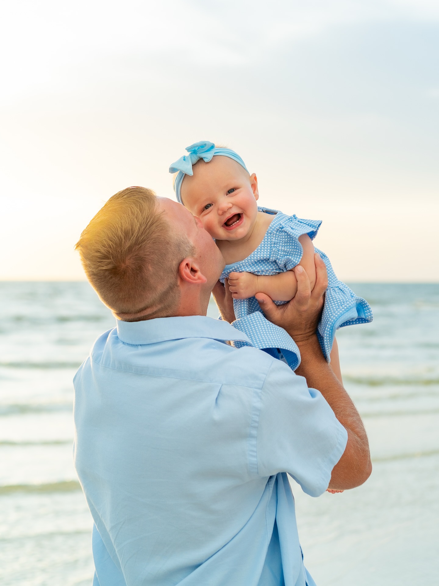 Happy Monday, sharing this sweet moment of this family session. #swflphotographer #bonitaspringsphotographer #naplesphotographer