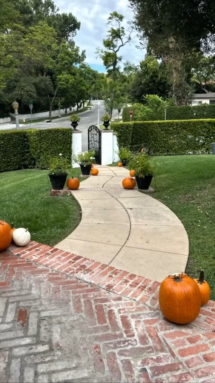 🎃🍂✨Porch goals. This stunning home looked even more beautiful dressed in our festive fall pumpkins. 🍂
#welovepumpkins #pasadena #pumpkins #fallvibes #hellofall #porchdecor #tcp #pumpkinporch #classichome