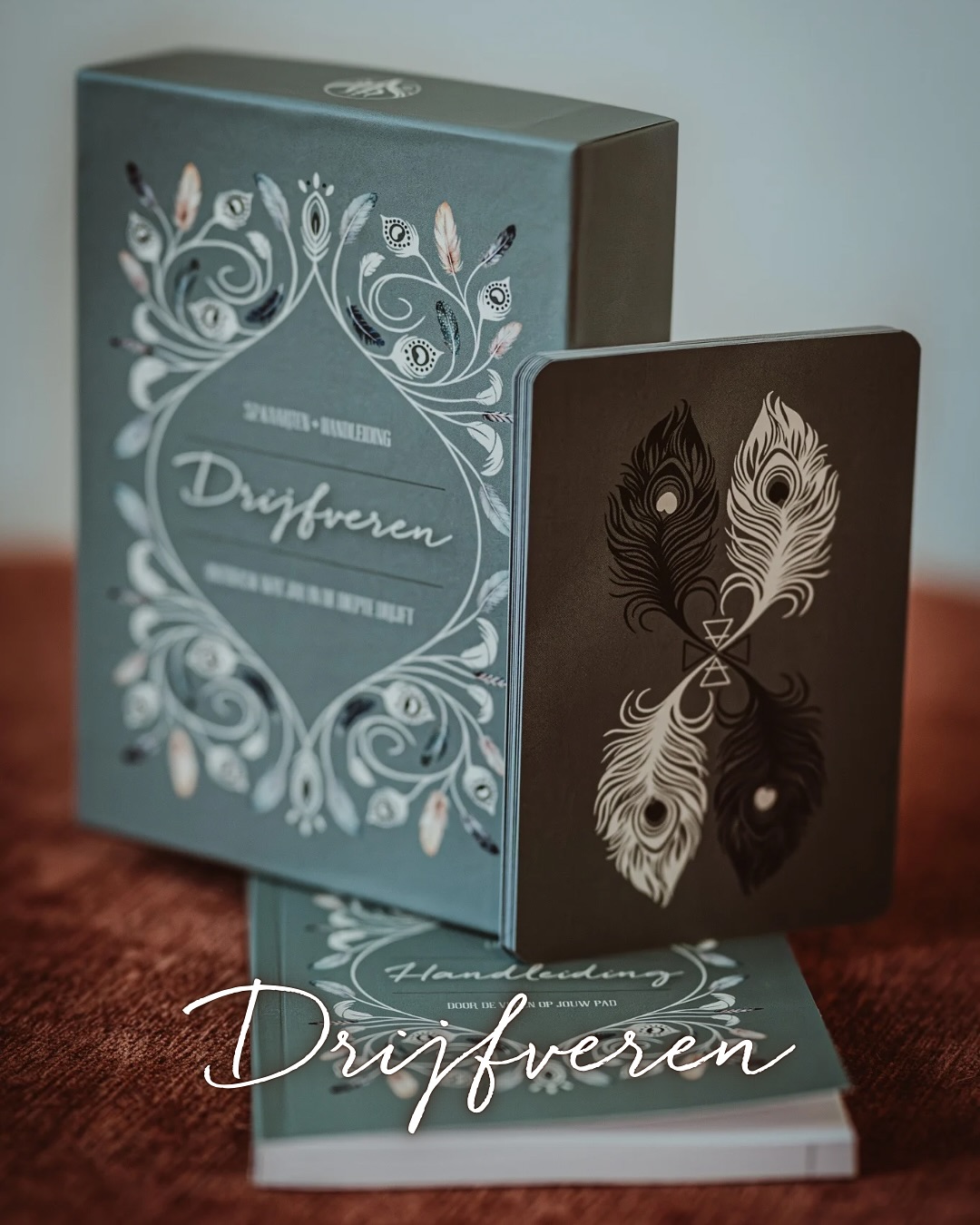 🪶 Drijfveren: dat ben ik in een doosje 🪶
Geboren uit een wens en een verlangen om een tastbare brug te slaan tussen tarot en dieptepsychologie.
Want in mijn jarenlange werk met de kaarten heb ik nooit mijn “souldeck” gevonden. Een deck waarbij alles tot me spreekt: het thema, de beelden, de woorden. Dus heb ik het zelf gecreëerd 💫
Door de archetypen van alle 78 kaarten van de tarot te verweven in de woorden en beelden. Met een veer in iedere kaart als symbolische rode draad die je herinnert aan jouw waarheid. Intuïtief geschreven boodschappen die op meerdere lagen doorwerken. En vragen om mee te associëren en op te reflecteren om zo jouw eigen antwoorden te vinden.
Gelaagd, krachtig en tijdloos. Dat waren mijn intenties voor het deck. Toegankelijk voor beginners en verdiepend voor gevorderden. Op zichzelf staand en in combinatie met de tarot te gebruiken. Voor jezelf en/of (professioneel) voor anderen in te zetten. Een deck dat met je bewustzijn en intentie meebeweegt. Een leven lang.
Dat is het voor mij in ieder geval geworden. En ik hoop dat het dat ook voor anderen mag zijn. Misschien wel voor jou? 💖
Swipe voor wat eerste reacties van mensen die Drijfveren hebben ontdeckt ➡️
#drijfveren #kaartendeck #tarotnederland #dieptepsychologie #symboliek #creatiekracht