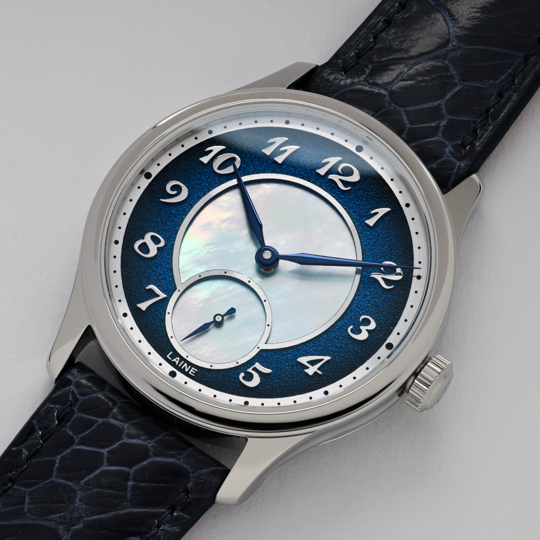 A NEW spell is cast, no meteorite this time, but a ghostly shimmer of mother-of-pearl. Same Laine soul, new glow. Boo-tiful, isn’t it?👻🪞
#custommade #bespoke #guilloche #torstilaine #watchfam #lainewatches #watch #microrotor #swisswatches