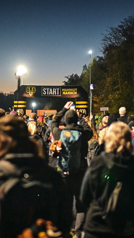 🦣 MAMMUTMARSCH x JUSTHELP 🐕
Gemeinsame Erlebnisse stärken die Bindung zwischen dir und deinem Hund und sind ein wichtiger Bestandteil des Hundetrainings. ☝🏻
Die Zeit, die du mit deinem Hund verbringst ist endlich und meistens viel zu kurz. 🥺
Nutze daher jede Gelegenheit und bleib auch in schwierigen Phasen am Ball! 💪🏻
Wir sind unfassbar stolz auf unsere großartige Community und danken euch für euer Vertrauen in uns und in unser ganzheitliches Konzept. ❤️
Und jetzt heißt es 👉🏻 Trainieren für den Mammutmarsch 2026! 😂
#justhelpberlin #hundeschule #dogschool #dogtraining #hundetraining #hundeglück #berlin #hundeleben #hundeliebe #dogtrainingclasses #mammutmarsch2025 #hundeinberlin #dogsofinstagram #dogsofberlin