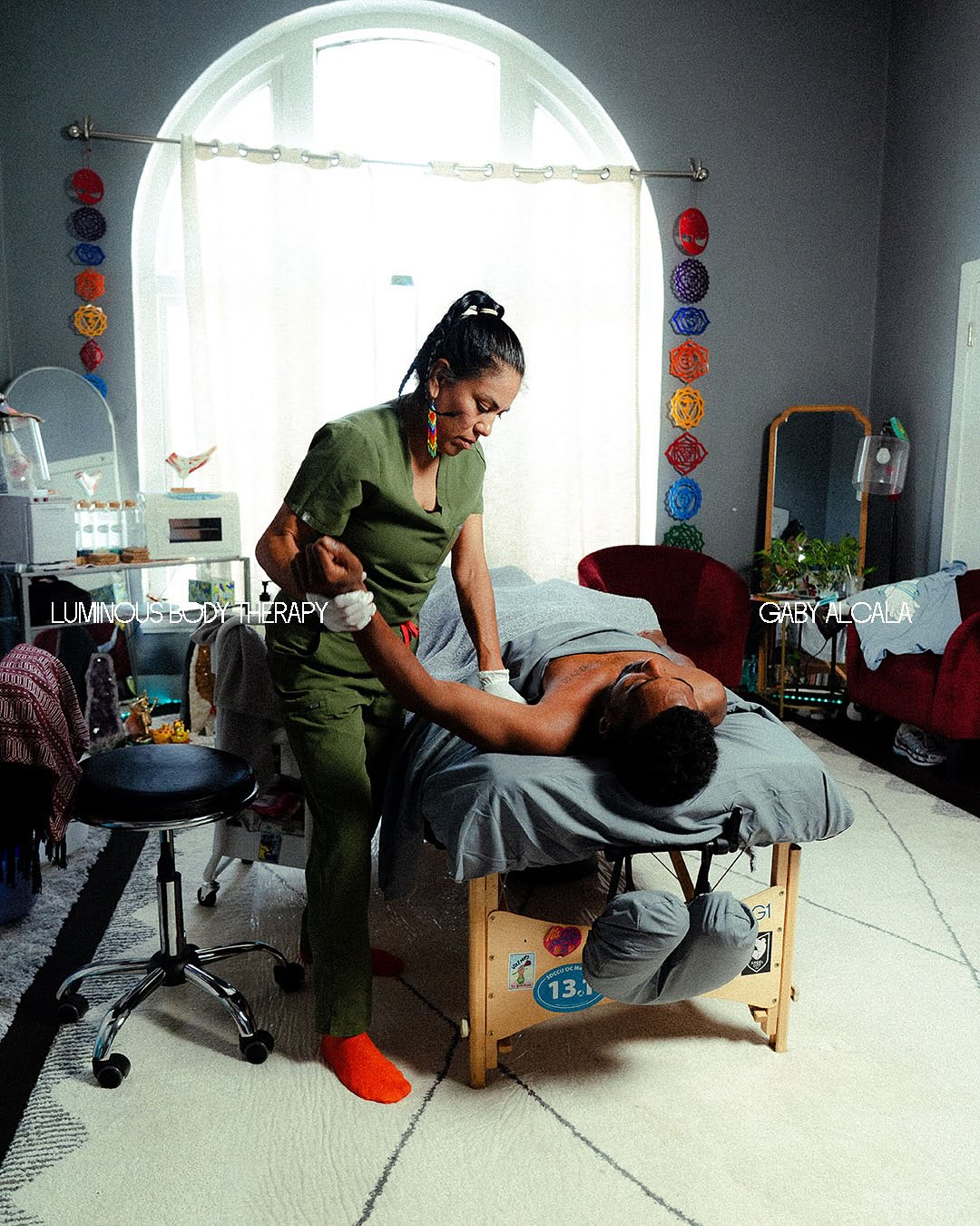 Fotos con Gaby
.
Had the pleasure of photographing mi amiga Gaby in her space for her business @luminous_body_therapy . Rather than being the one getting treatment done I got to photograph the process and seeing it from the other side you could really get a sense for how careful Gaby is with her clients. The care she puts into each patient. Her practice combines traditional practices from her hometown of Oaxaca while blending them with modern techniques. Her knowledge is deep and she really tries to understand what ailments people have and the root causes of them. Tap in with her for your next race tune up or if you’re in a training block.