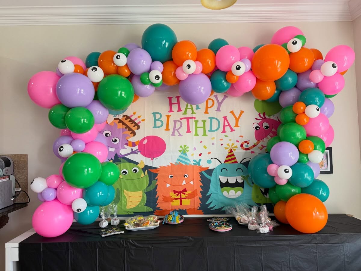 How cute is this monster garland? 💚🎈
Now booking for November & December! 📅